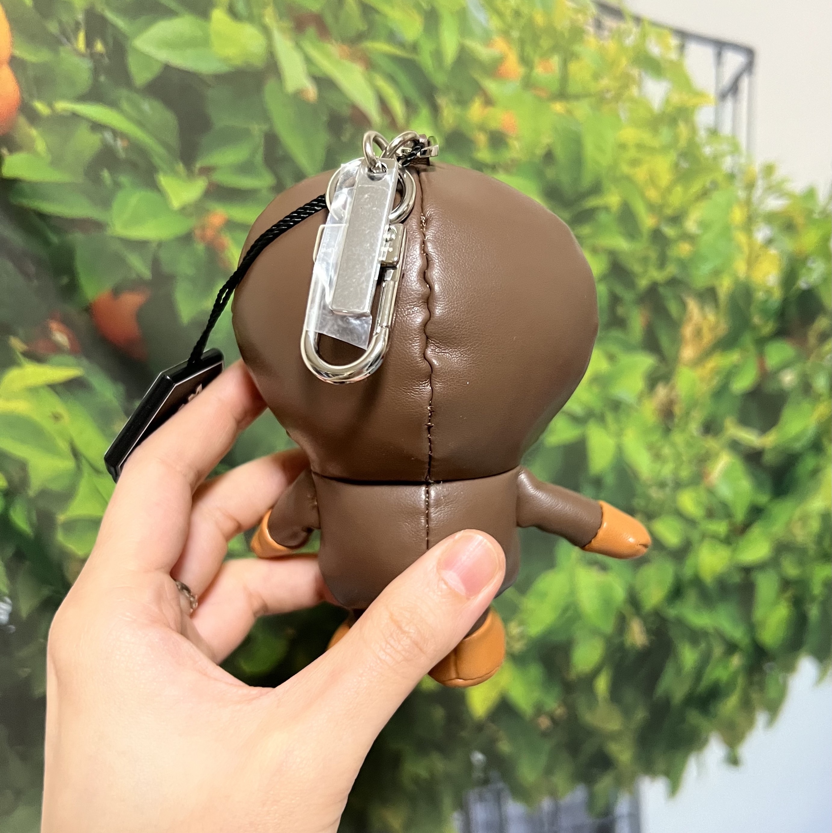 BAPE Baby Milo Plush Doll Keychain Brown 착용 스타일 - 3
