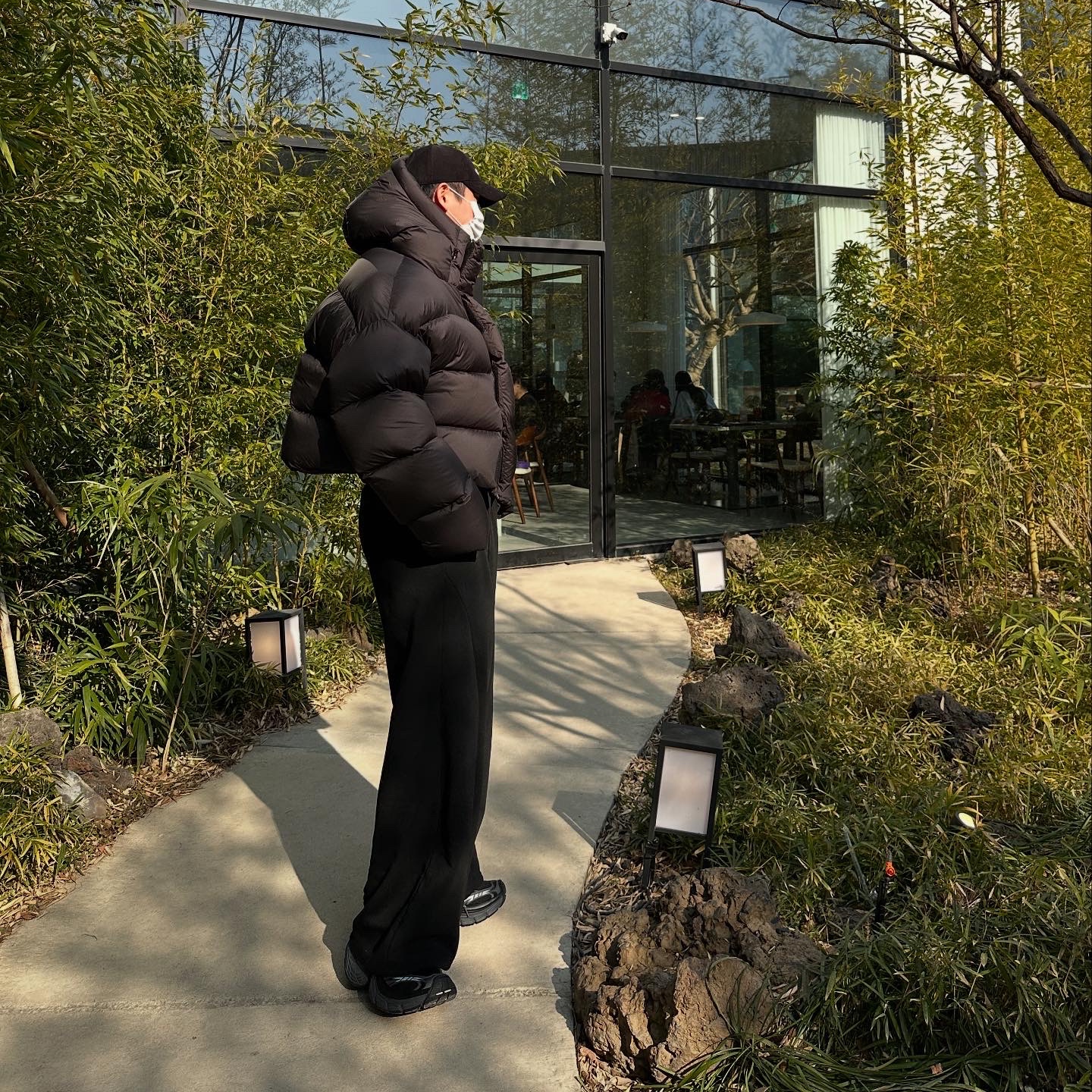 Balenciaga 6XL Sneakers Black Gray, Celine Baseball Cap in Cotton Black 착용 스타일 - 4