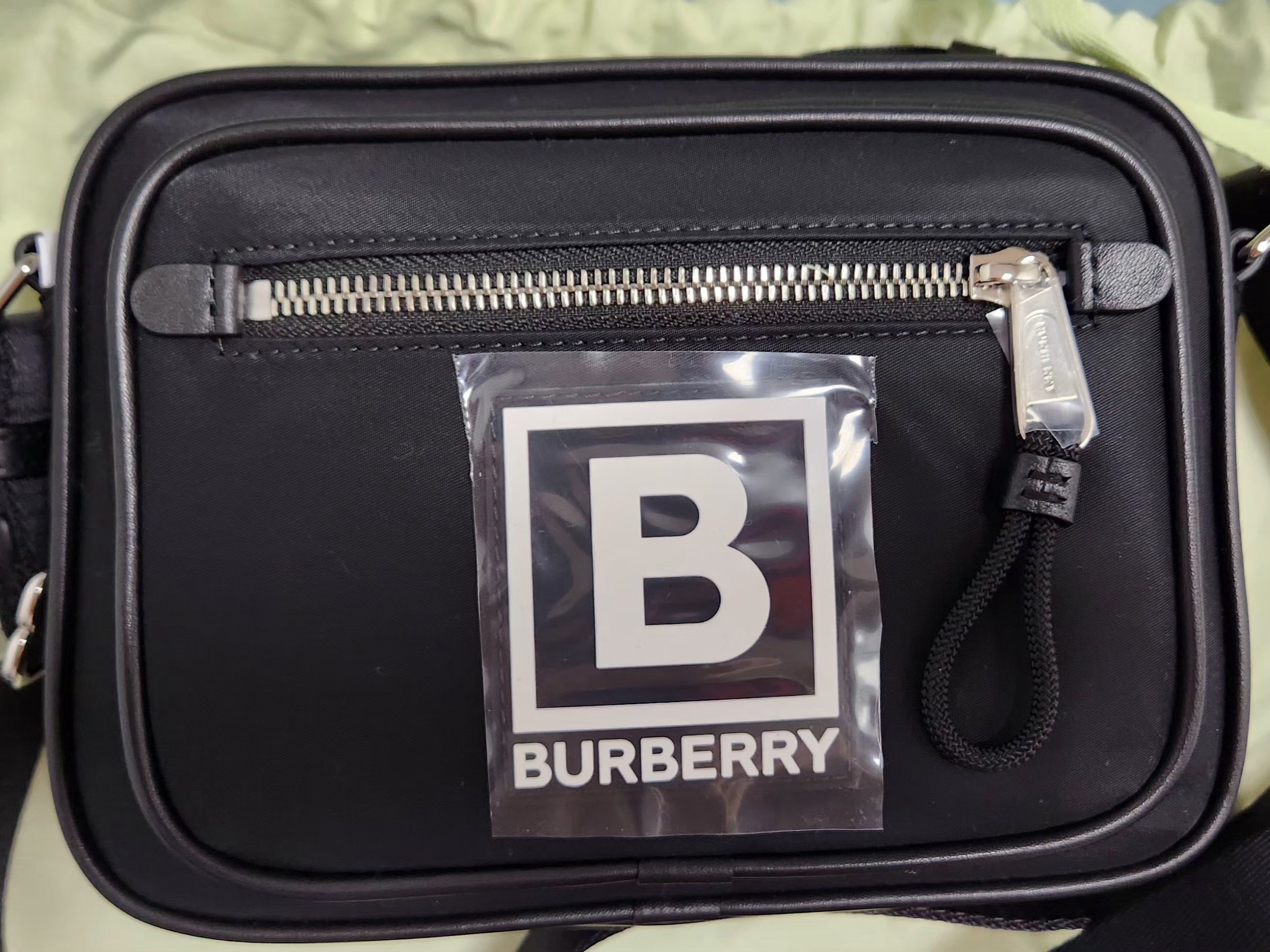 Burberry Paddy Bag Black 착용 스타일