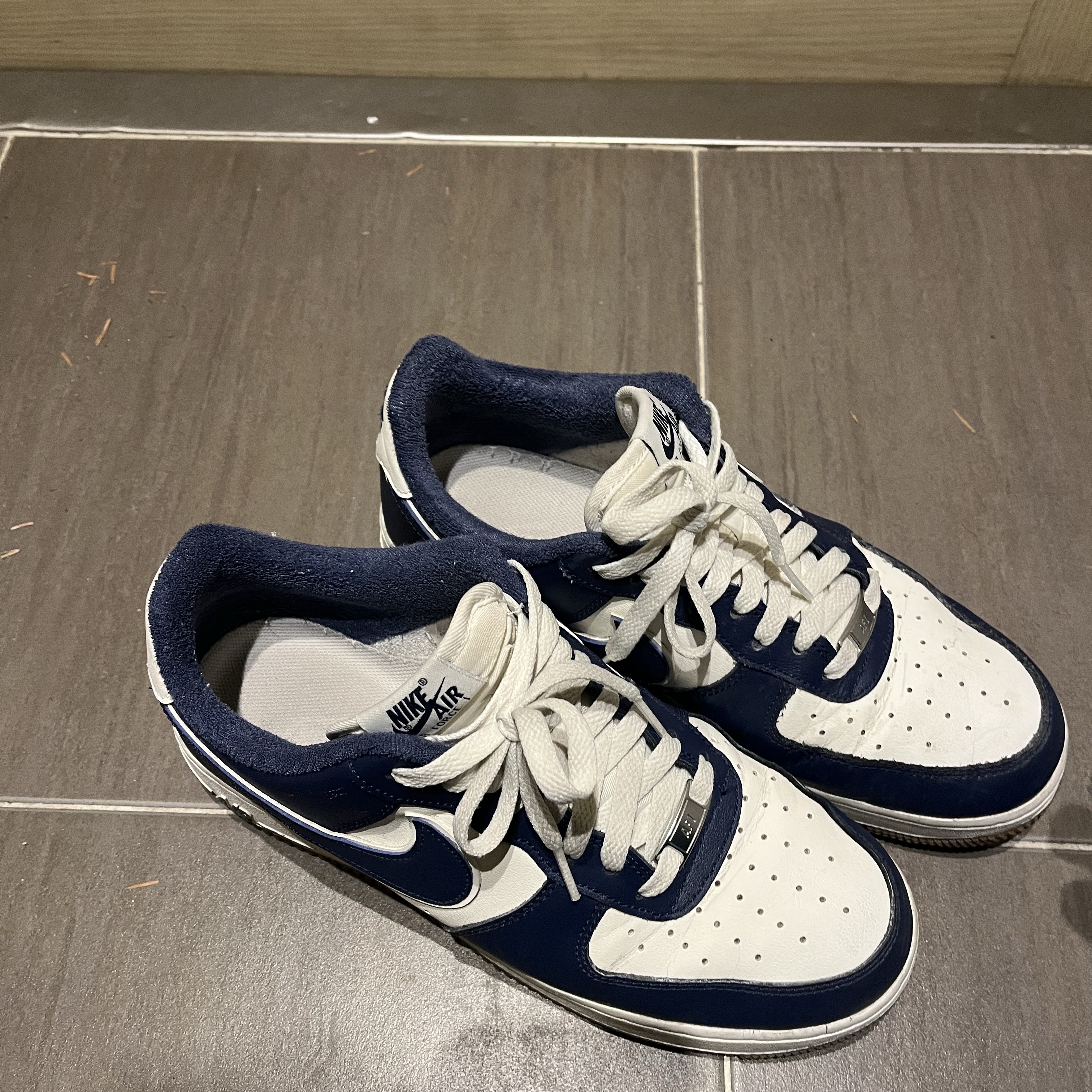 Nike Air Force 1 '07 LV8 Midnight Navy 착용 스타일