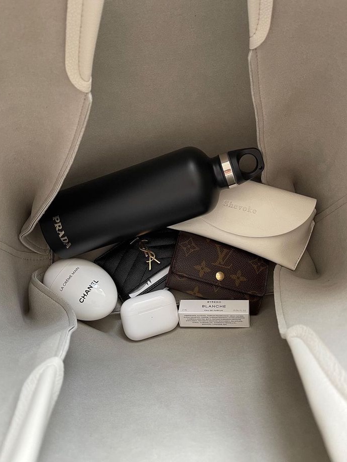 Yves Saint Laurent Fall Collection Couture Mini Clutch Eye Palette 100 Stora Dolls, Byredo Mojave Ghost Eau De Parfum 50ml 착용 스타일 - 3