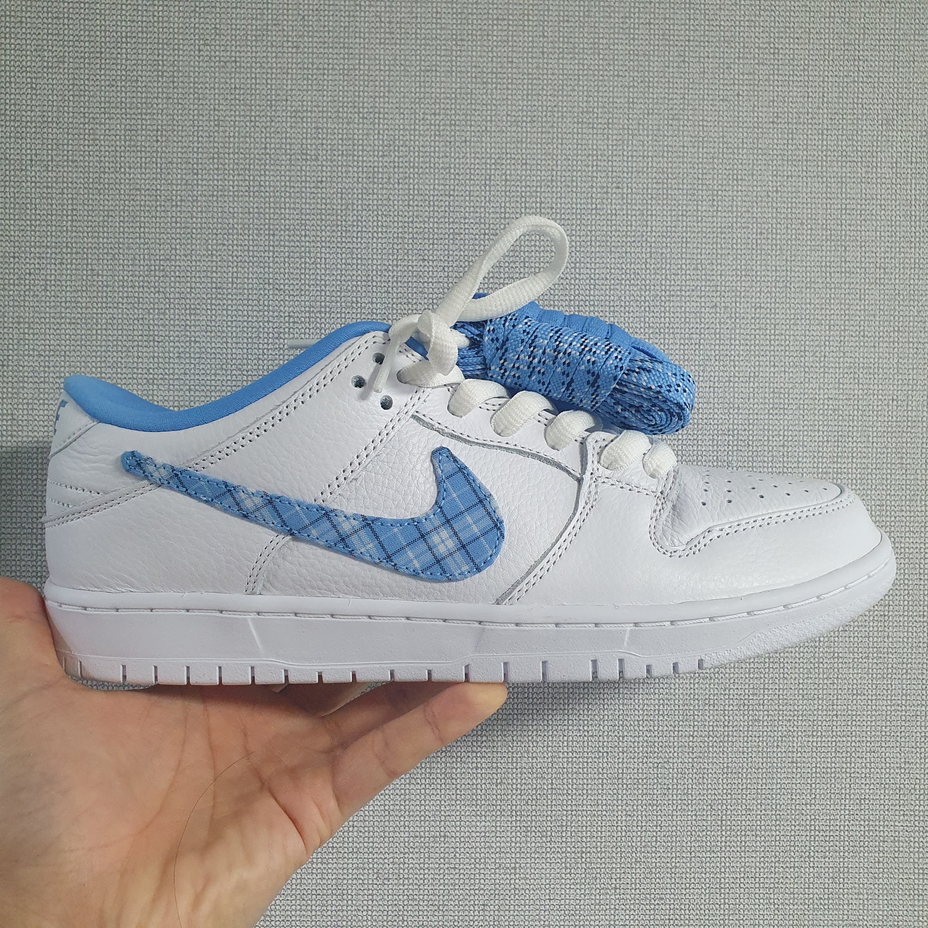 Nike x Nicole Hause SB Dunk Low Pro White and University Blue 착용 스타일 - 4
