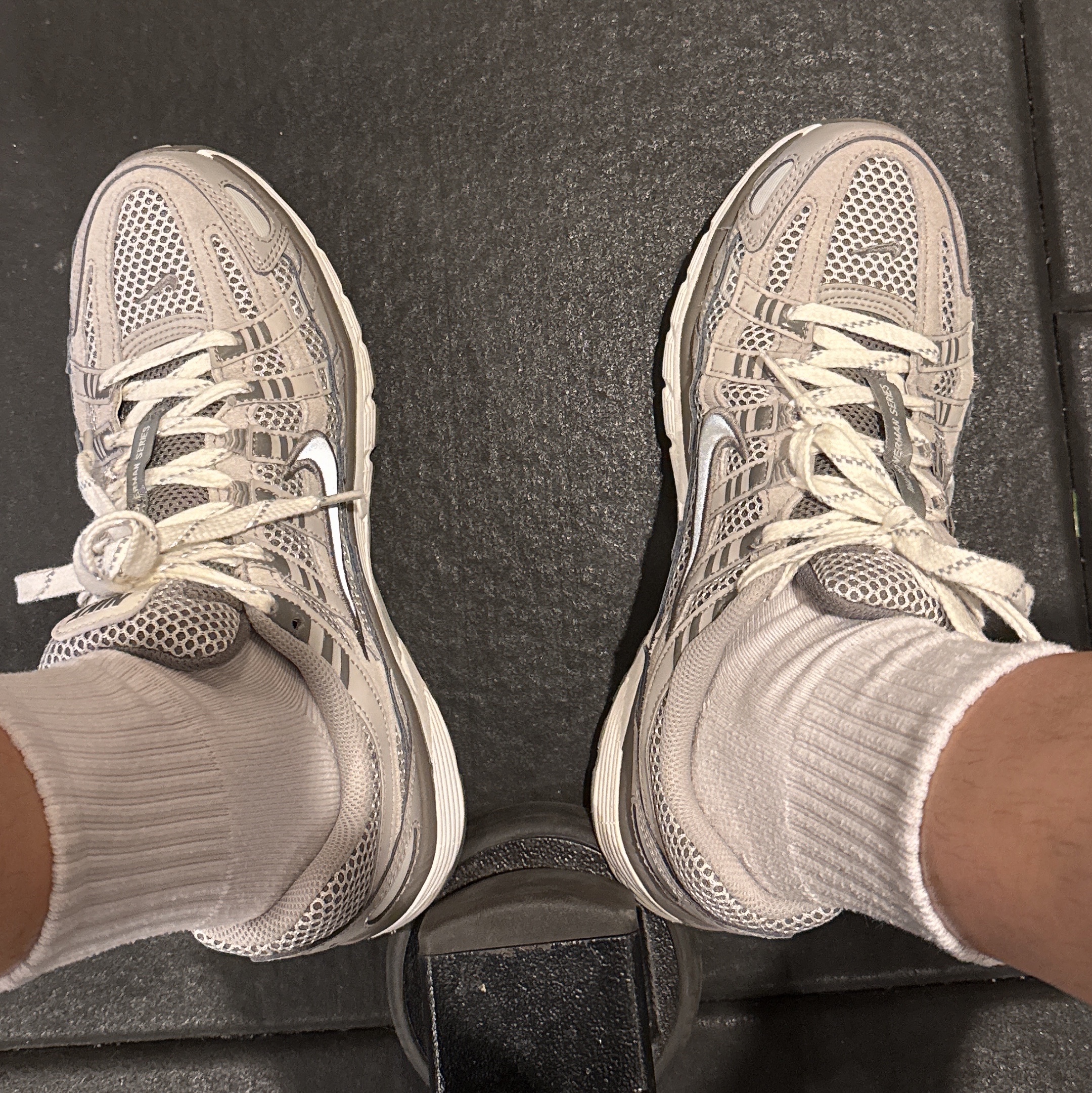 Nike P-6000 PRM Light Iron Ore 착용 스타일
