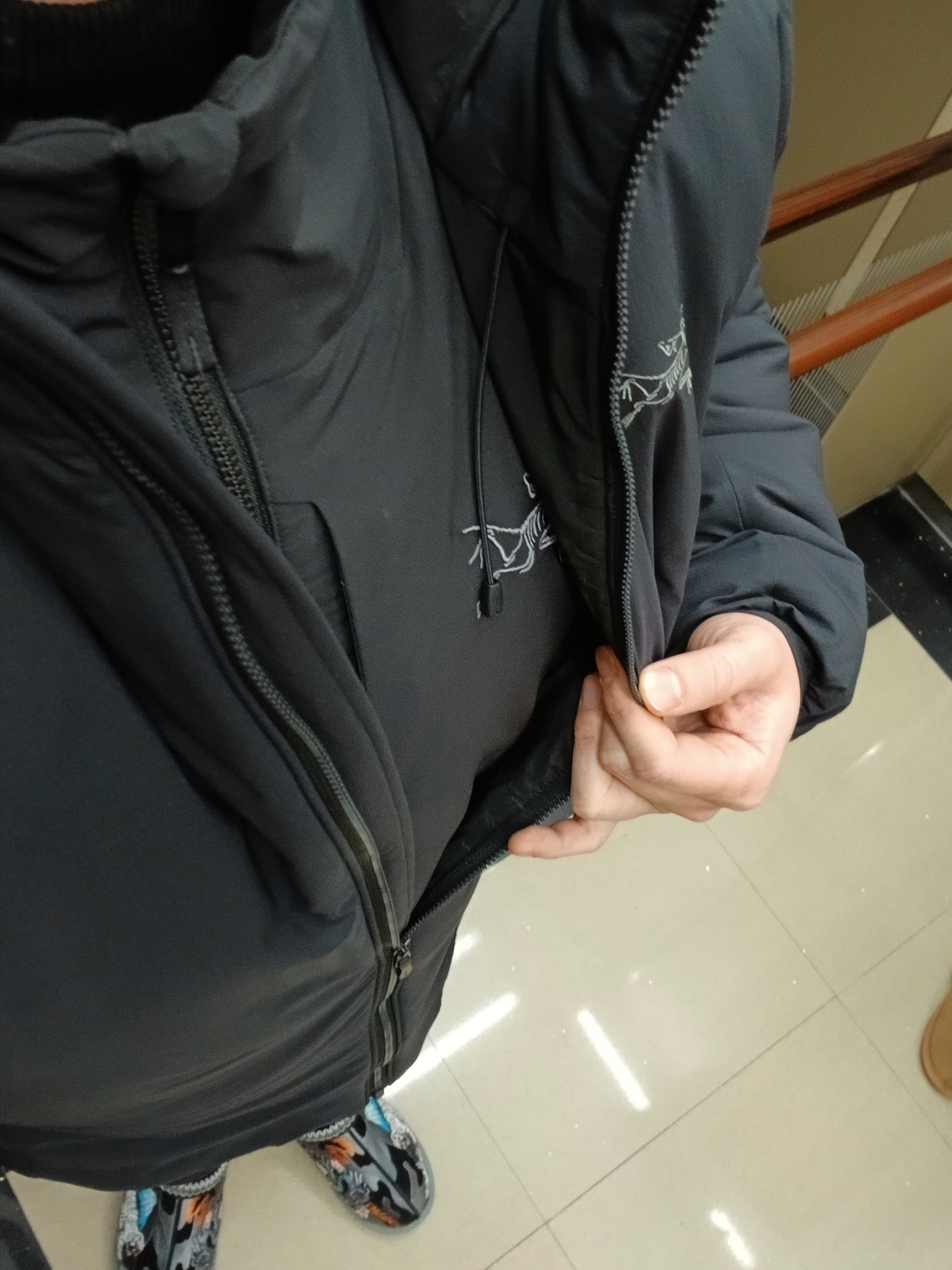 Arc'teryx Allium Insulated Jacket Black, Arc'teryx Atom Heavyweight Hoody Black 착용 스타일 - 1