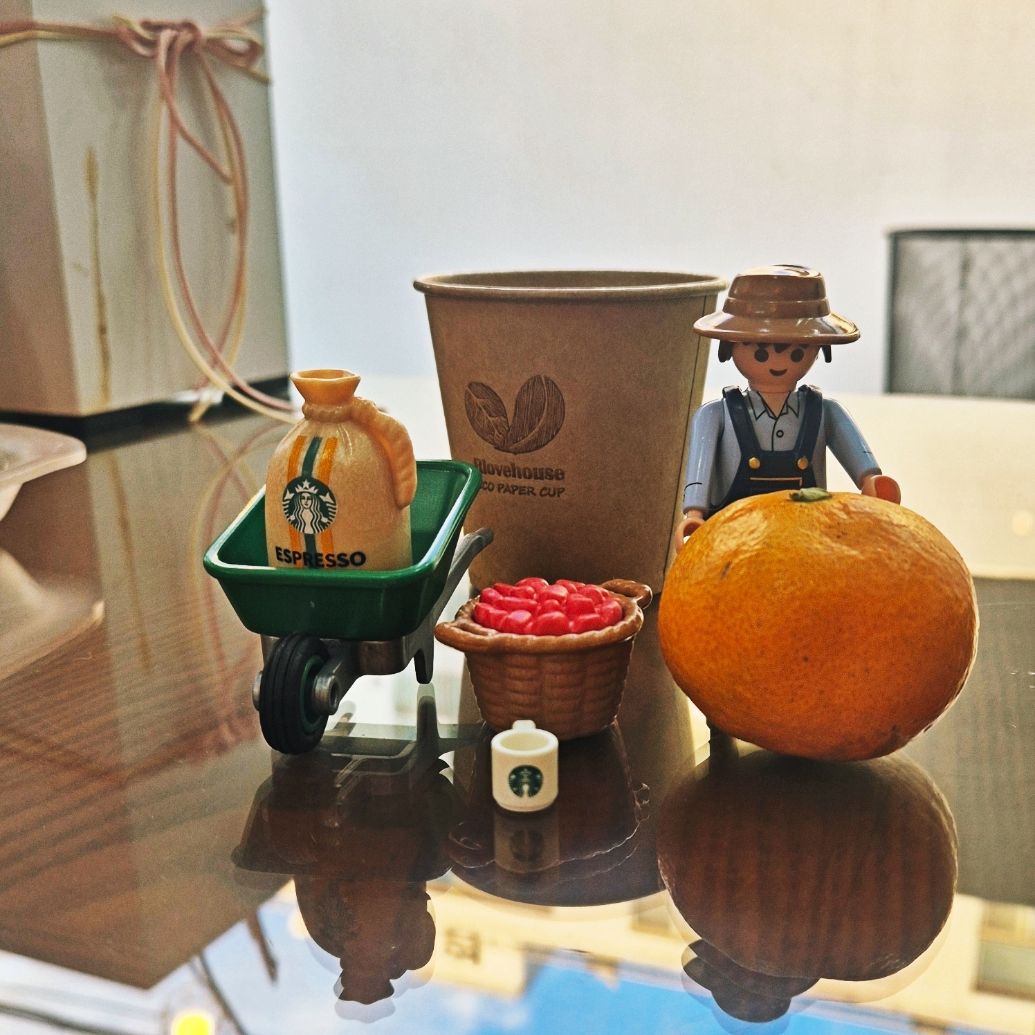 Starbucks x Playmobil Buddy Vitor 착용 스타일