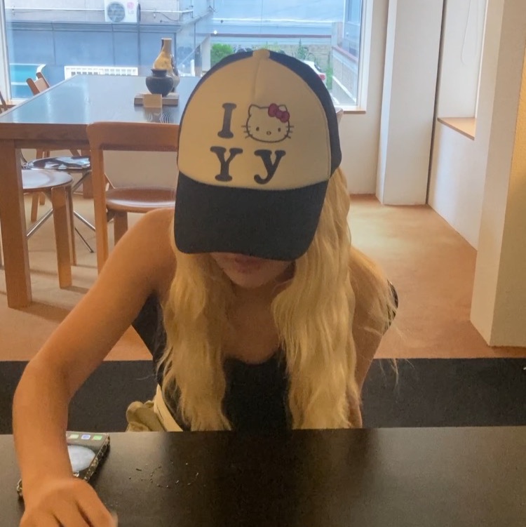 Open Yy x Hello Kitty Trucker Cap Black 착용 스타일 - 3
