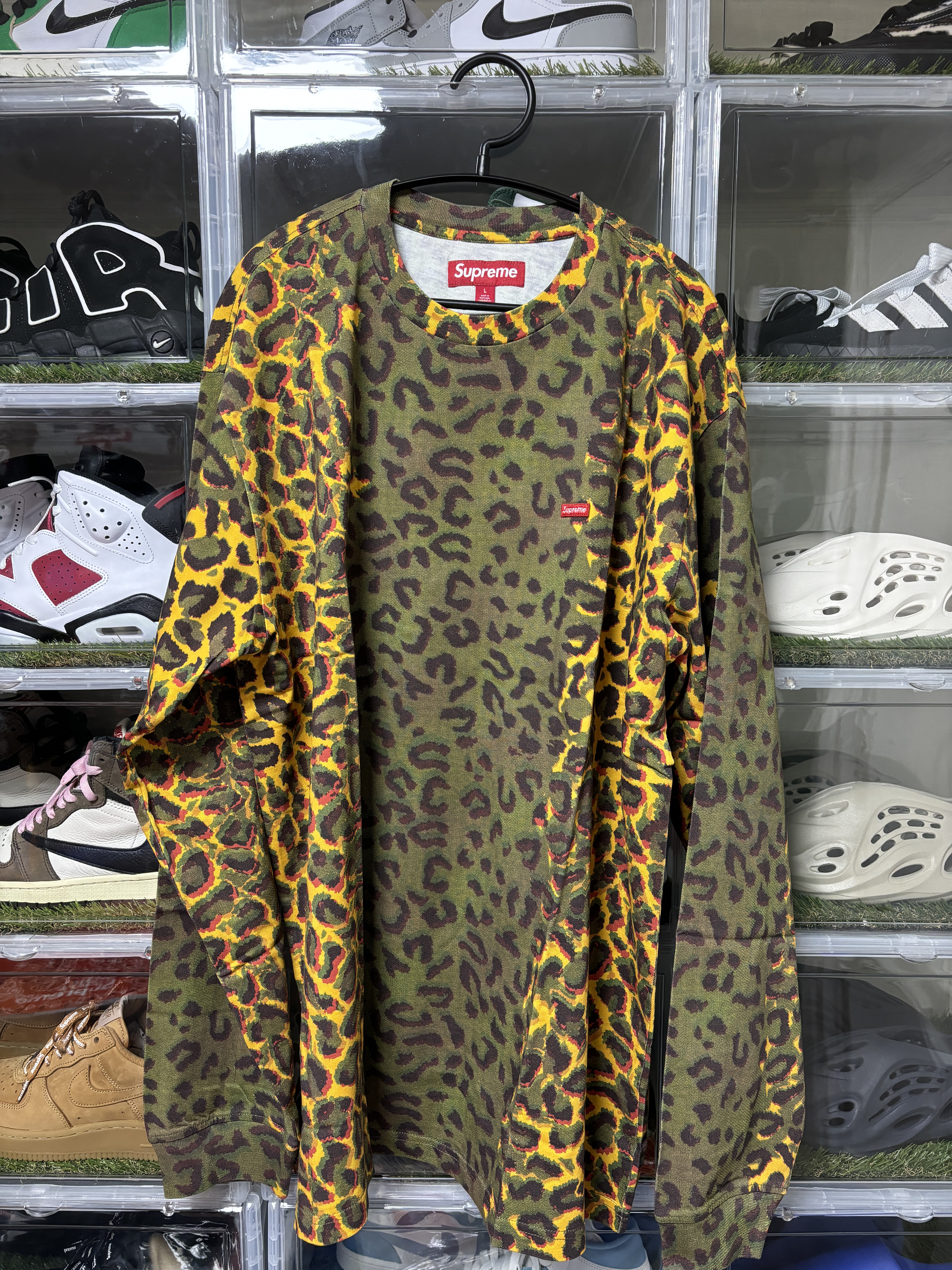 Supreme Small Box L/S T-Shirt Cheetah - 24FW, Supreme Leather Shoulder Bag Green - 24FW 착용 스타일 - 1