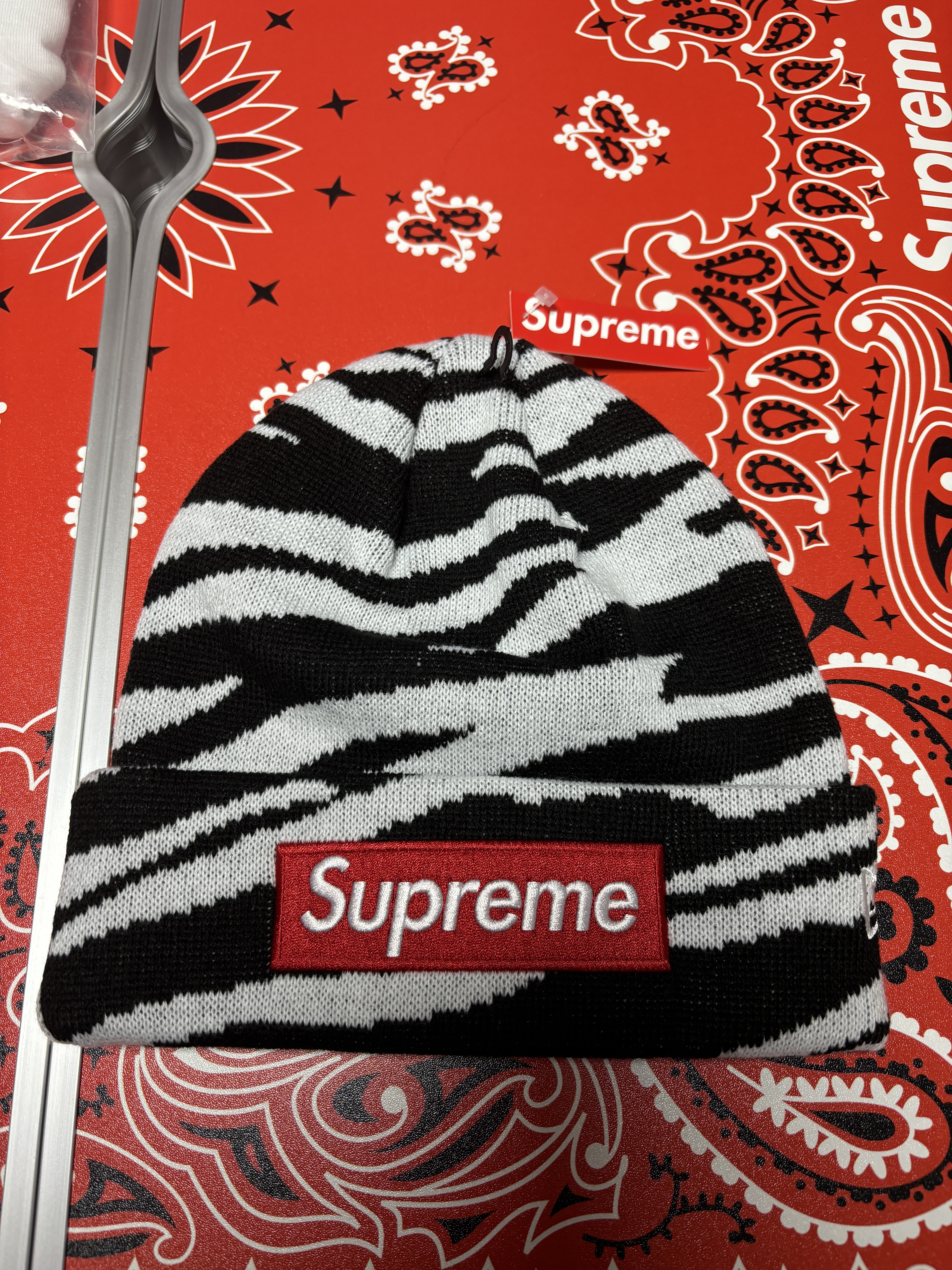 Supreme Small Box L/S T-Shirt Cheetah - 24FW, Supreme Leather Shoulder Bag Green - 24FW 착용 스타일 - 3