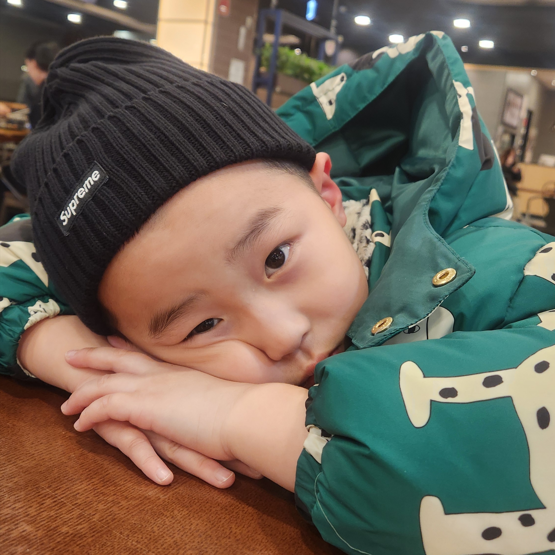 Supreme Overdyed Beanie Black 착용 스타일 - 2