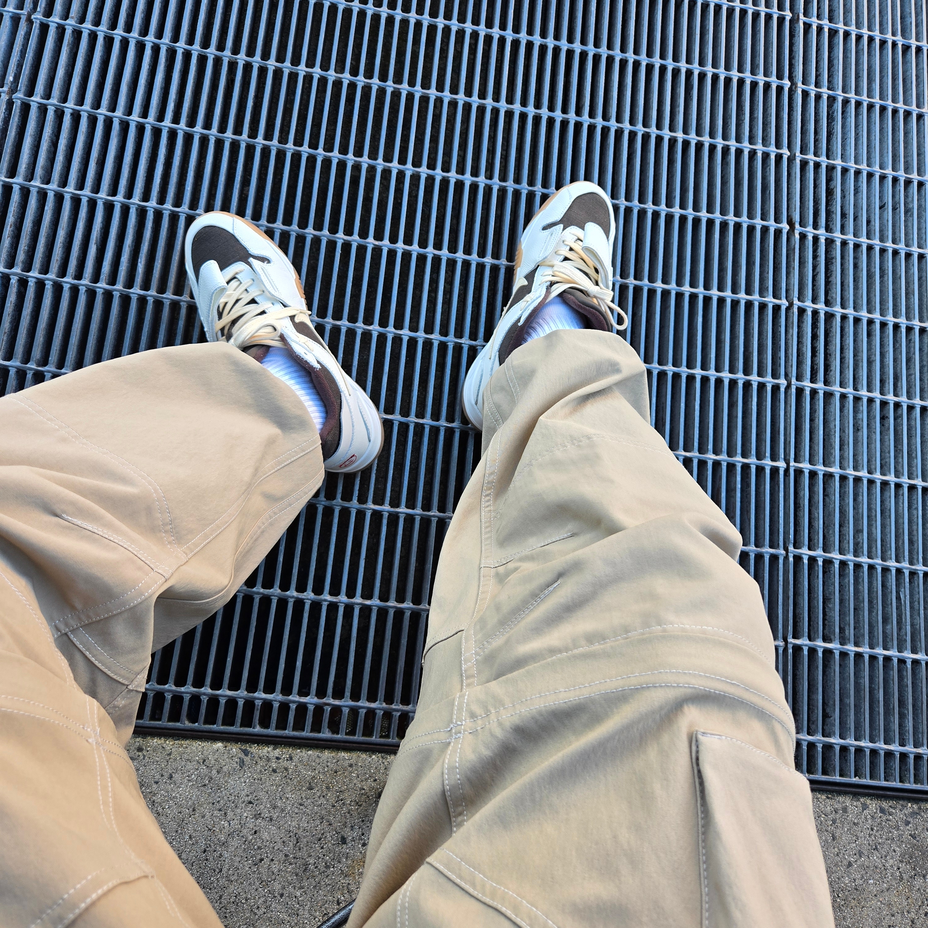 Jordan x Travis Scott Jumpman Jack TR Sail and Dark Mocha, Nike ACG Smith Summit Cargo Pants Khaki Iron Ore - Asia 착용 스타일