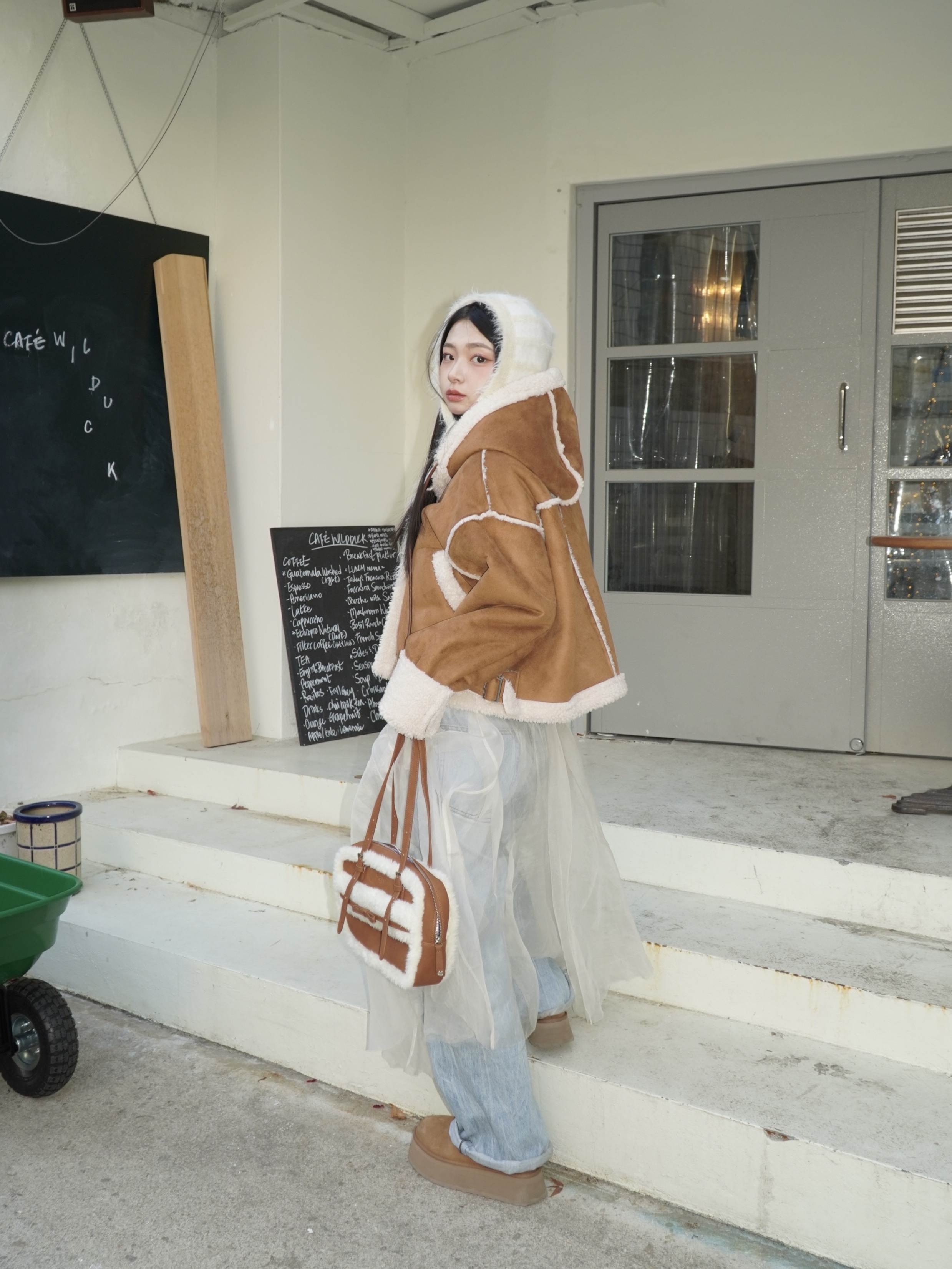(W) UGG Classic Dipper Boots Chestnut 착용 스타일 - 1