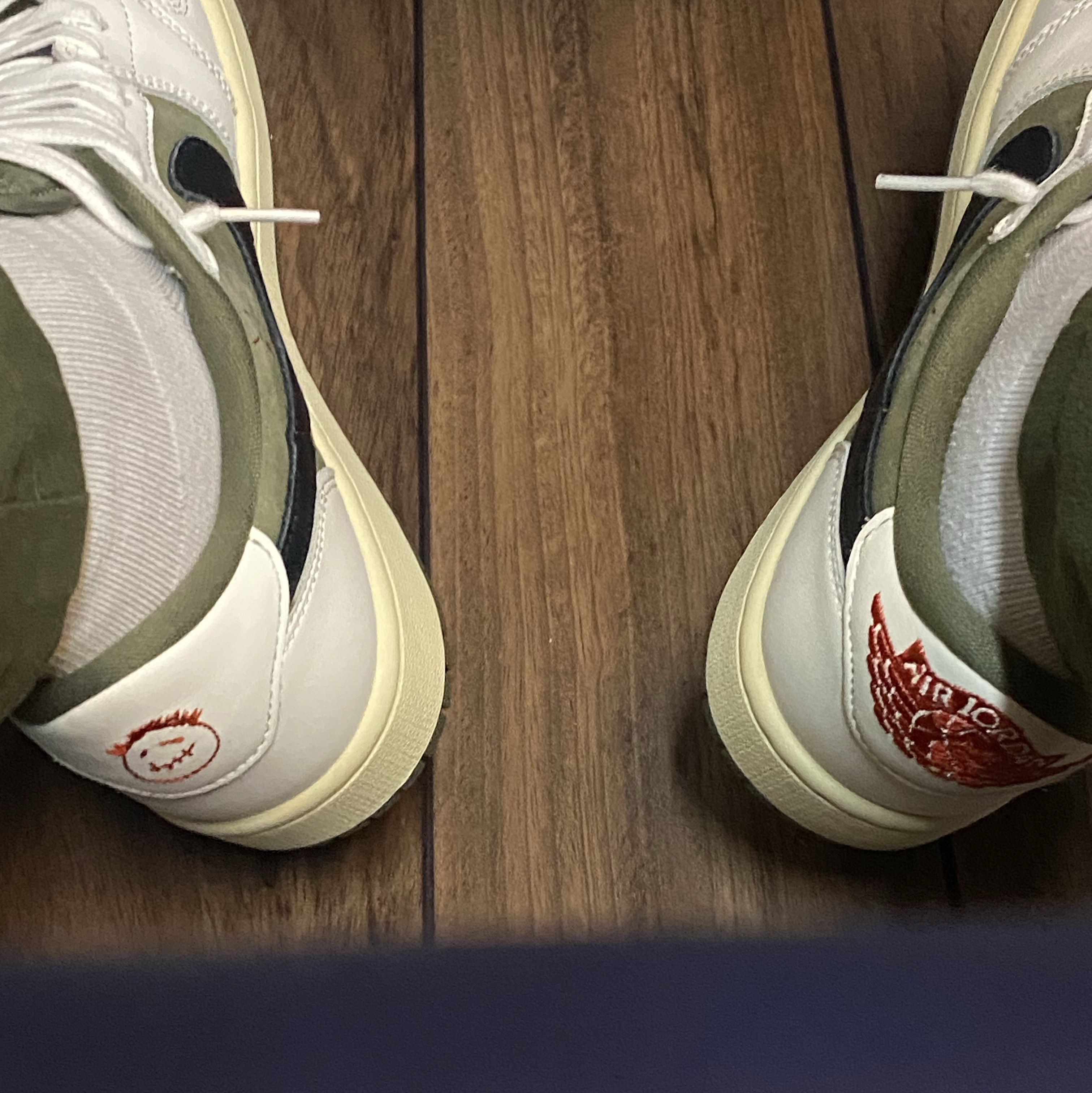 Jordan 1 x Travis Scott Retro Low OG SP Mocha, Jordan 1 x Travis Scott Retro Low OG SP Reverse Olive 착용 스타일 - 3