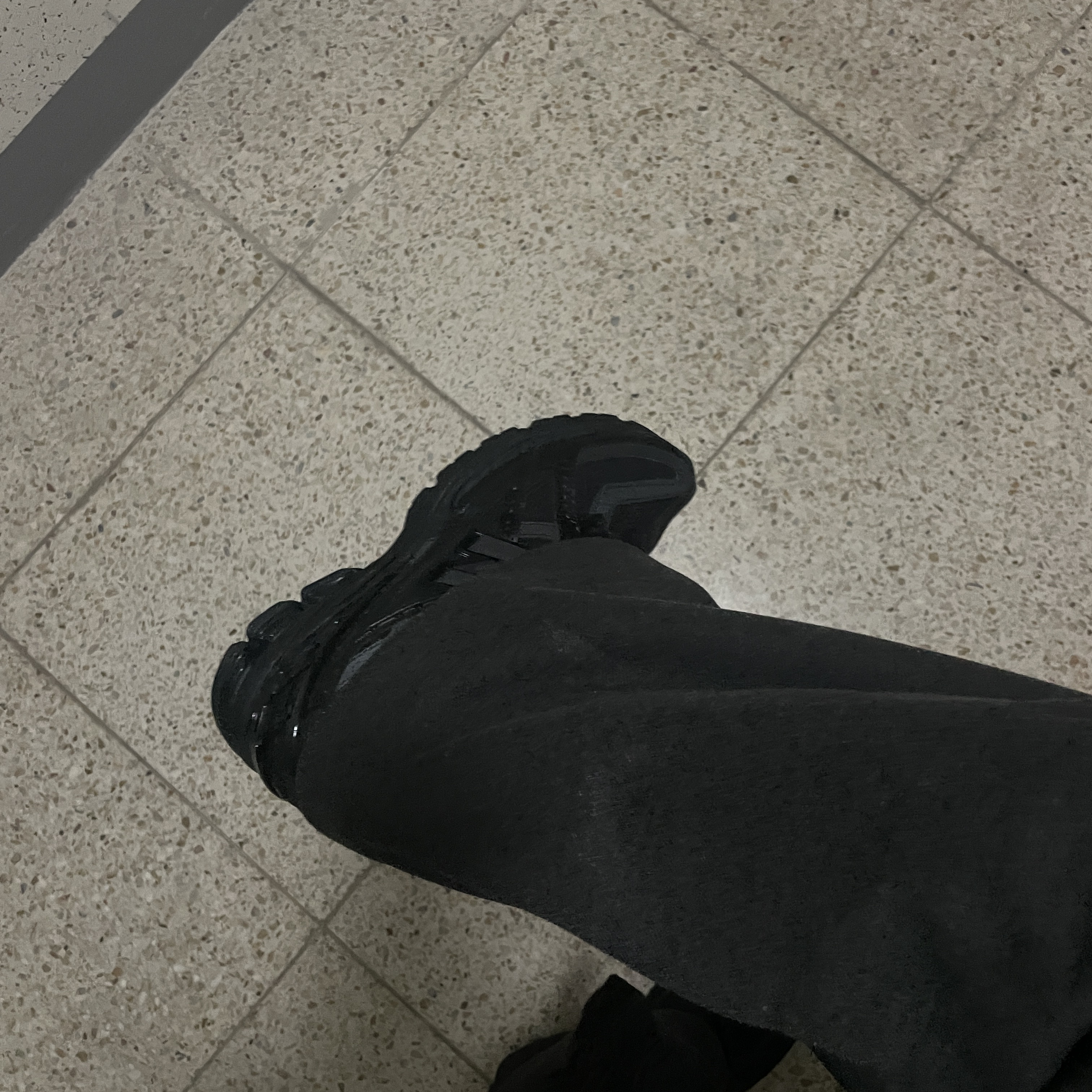 New Balance 1906U Triple Black 착용 스타일 - 2