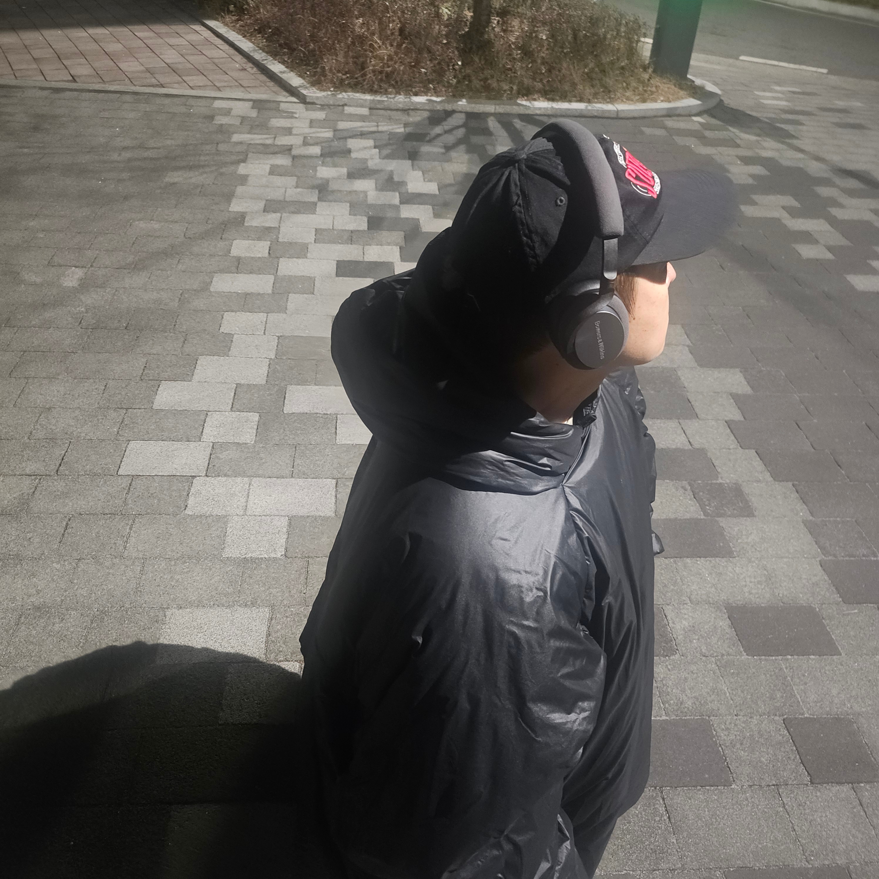 Supreme Warm Up 6-Panel Black - 23FW, Jordan 4 Retro Bred Reimagined 착용 스타일 - 2