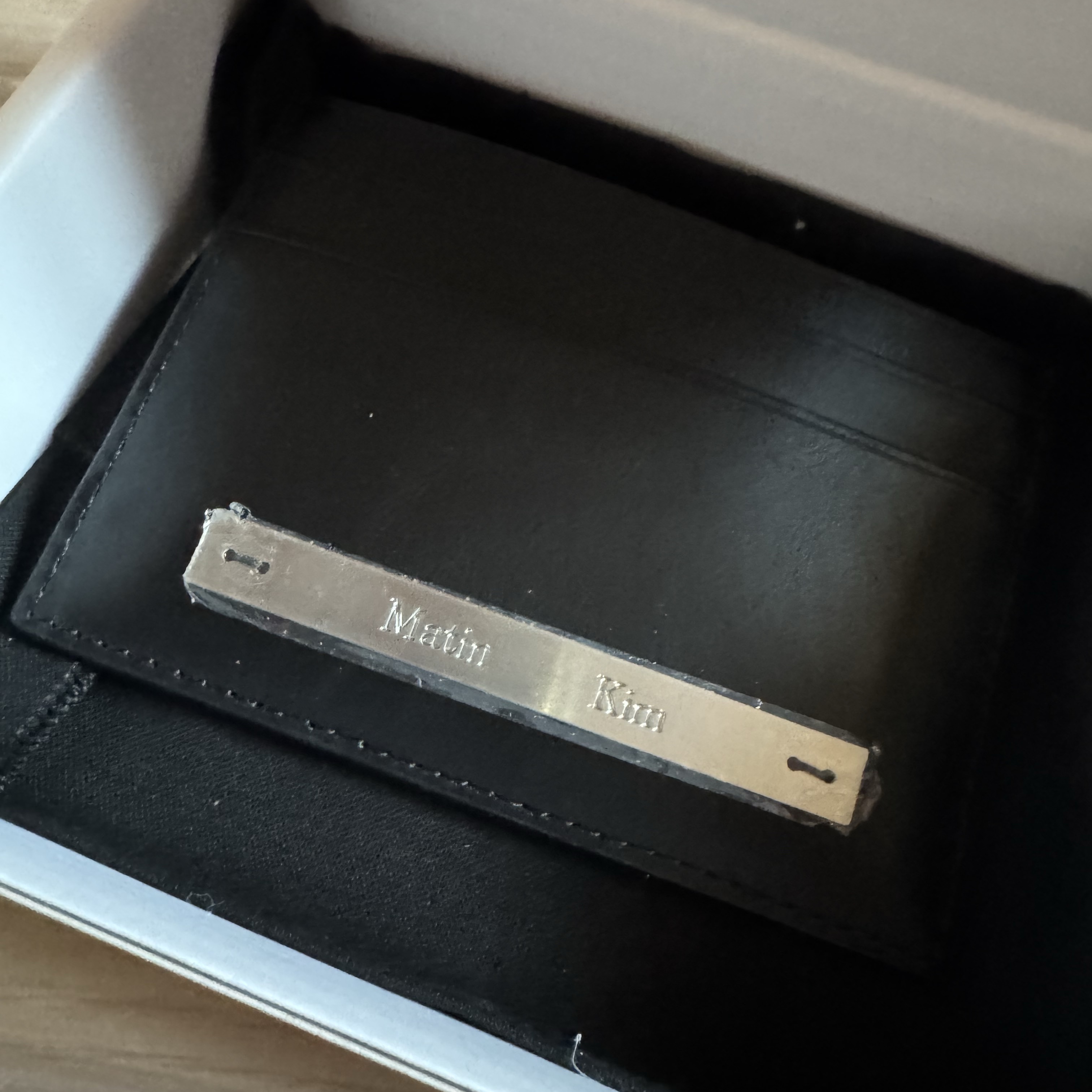 Matin Kim Vintage Card Wallet Black 착용 스타일