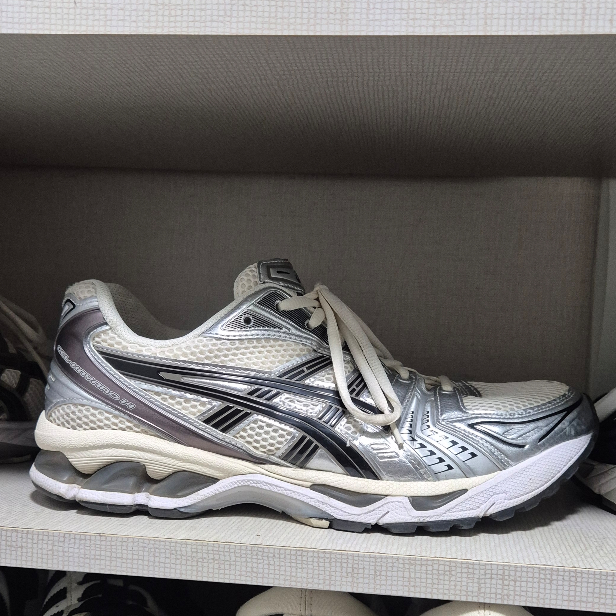 Asics Gel-Kayano 14 Cream Black 착용 스타일