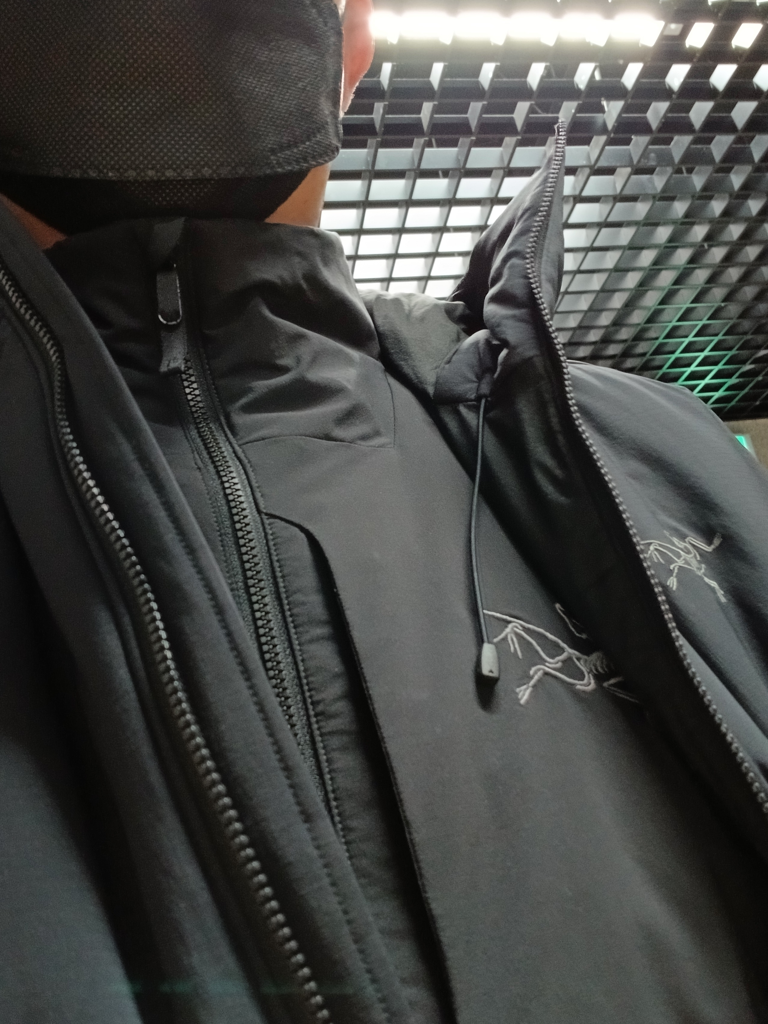 Arc'teryx Atom Heavyweight Hoody Black, Arc'teryx Allium Insulated Jacket Black 착용 스타일 - 2