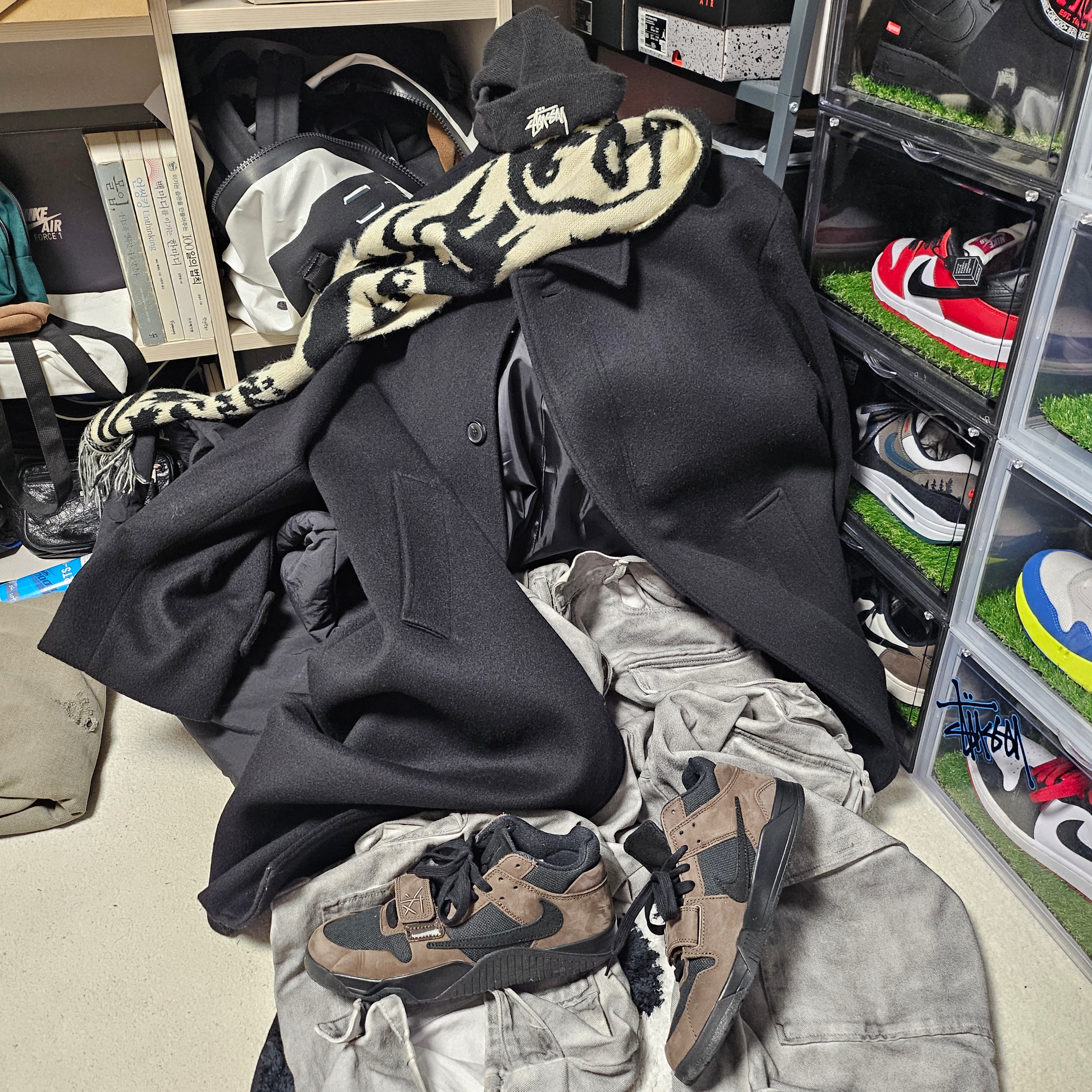 Jordan x Travis Scott Jumpman Jack TR Black and Dark Mocha, Nike x Stussy NRG Cuffed Beanie Black 착용 스타일