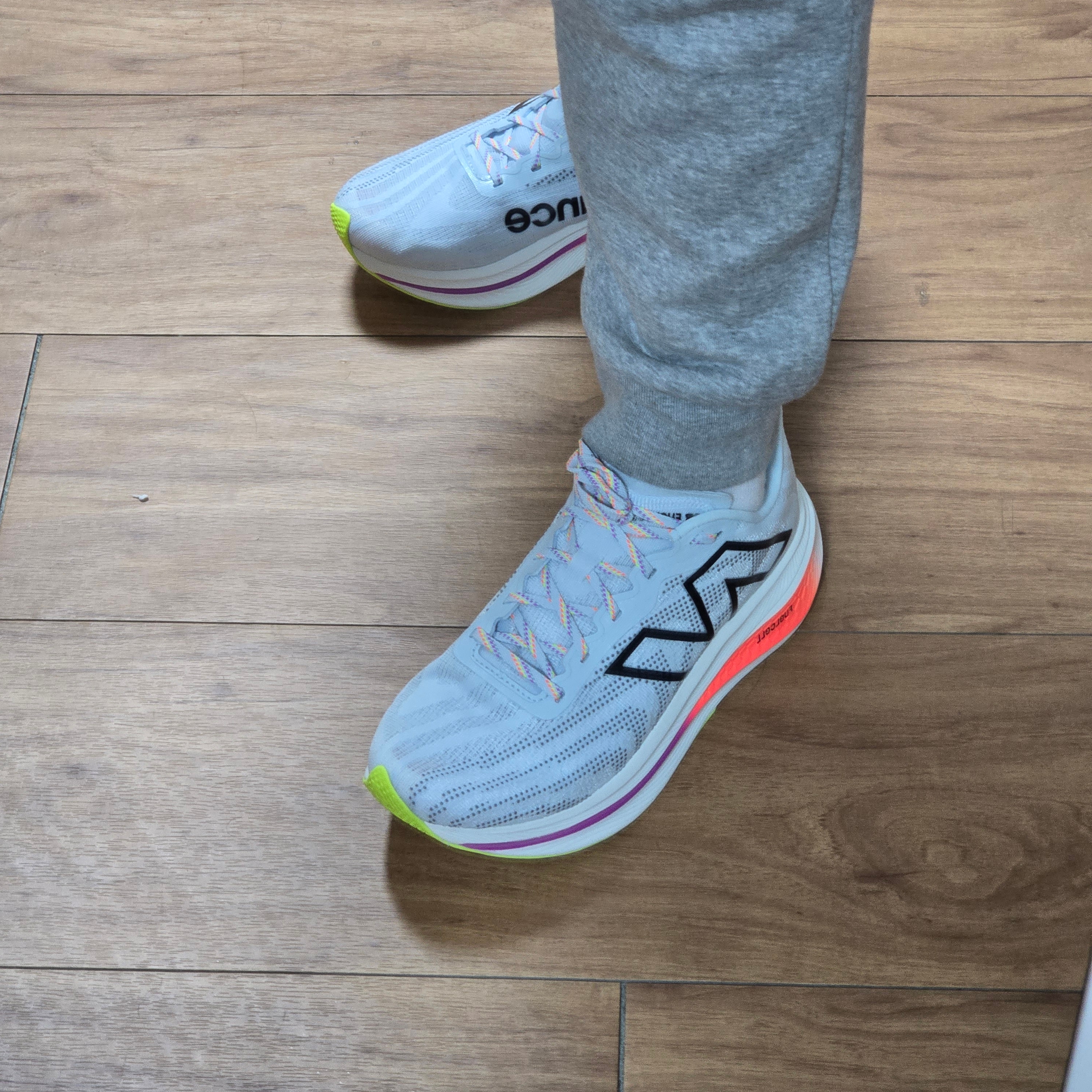 New Balance FuelCell Supercomp Trainer v2 Ice Blue - D Standard 착용 스타일 - 4