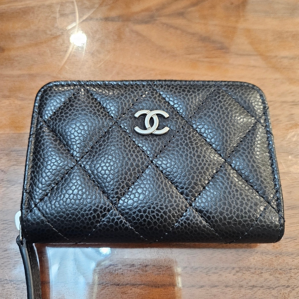 Chanel Classic Zipped Coin Purse Grained Calfskin & Silver Black 착용 스타일
