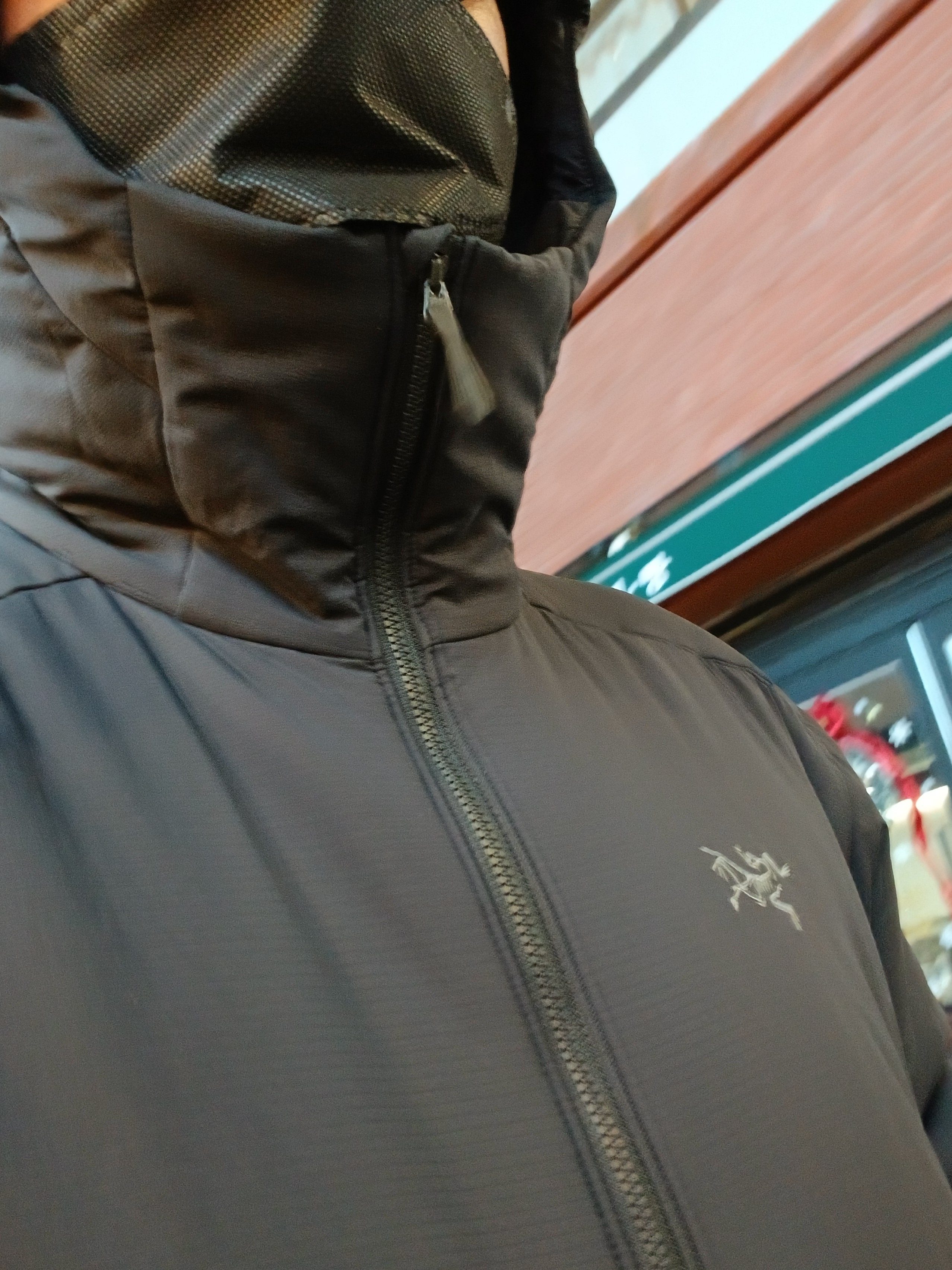 Arc'teryx Atom Heavyweight Hoody Black, UGG x Palace Tasman Slipper Black Camo 착용 스타일 - 3