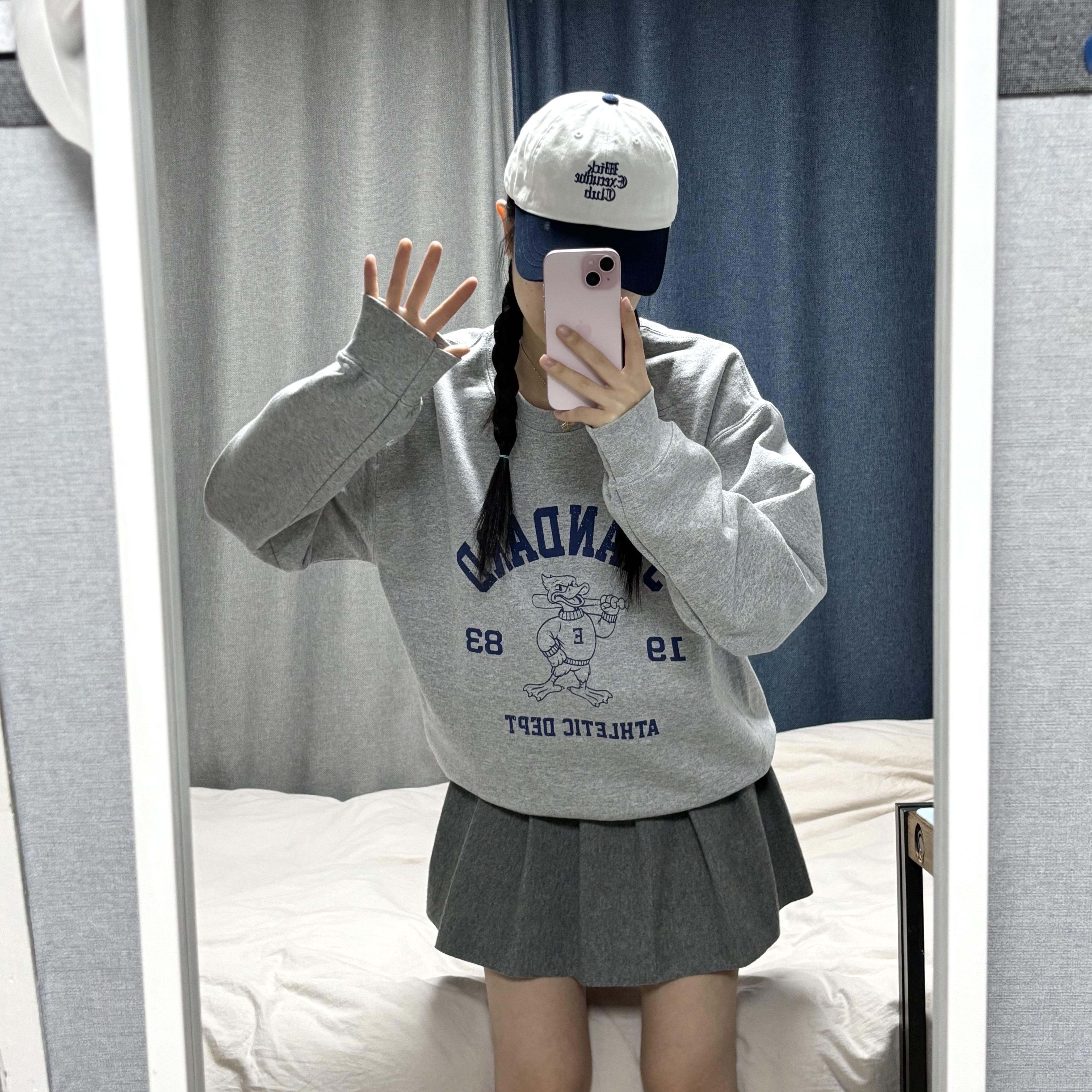 Gildan X EMEM Standard Duck Crewneck Gray 착용 스타일 - 1