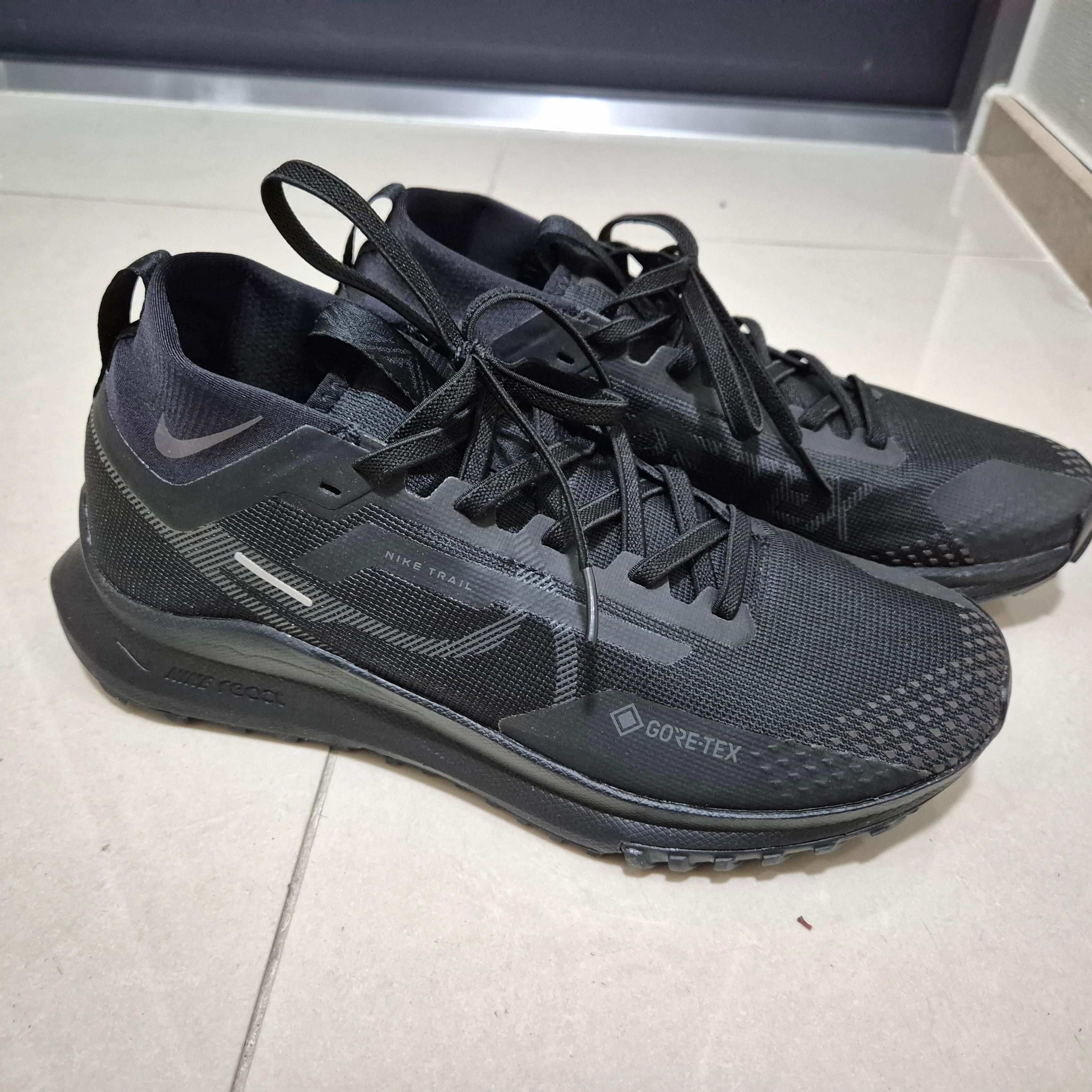 Nike Pegasus Trail 4 Gore-Tex Black Dark Grey 착용 스타일