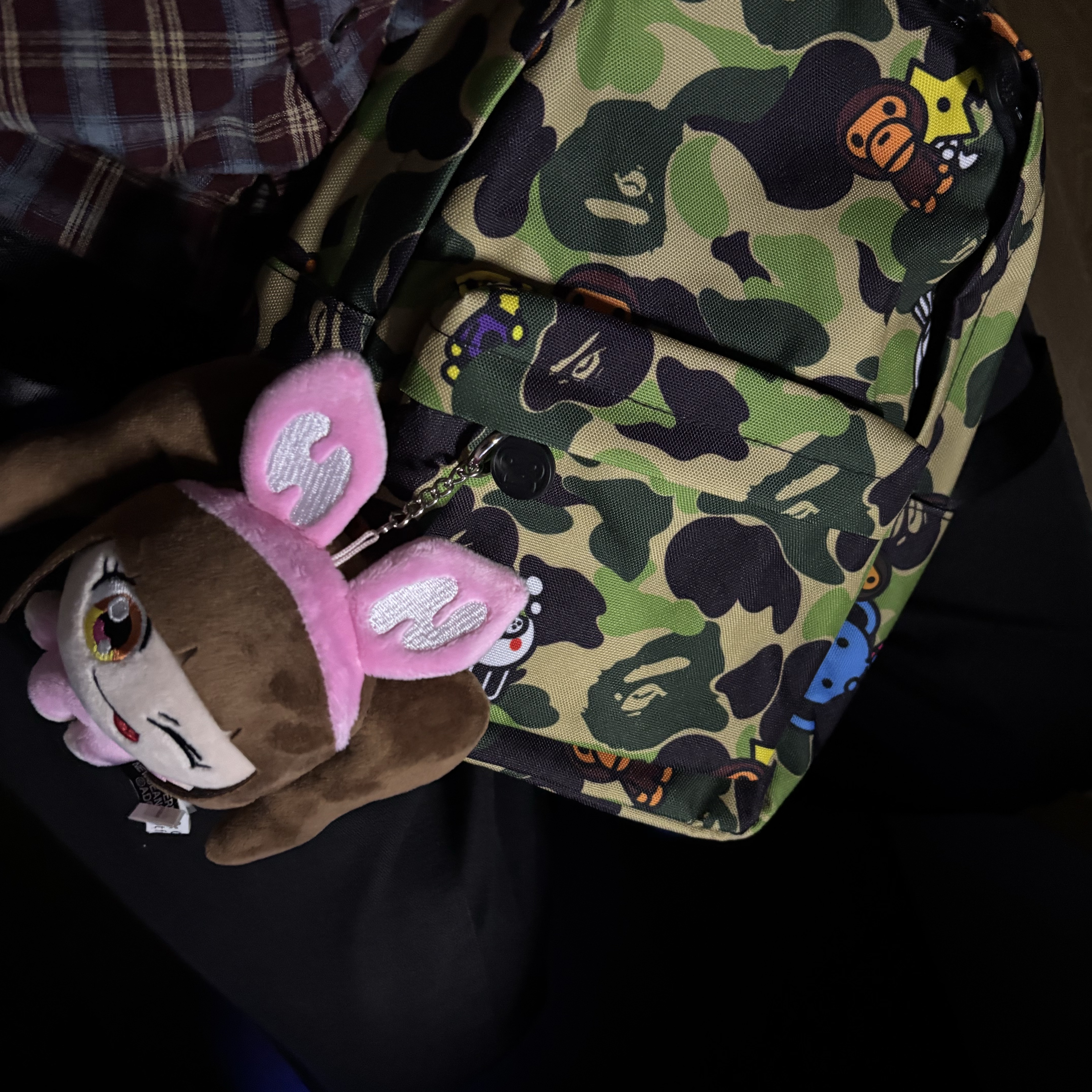 NewJeans x Murakami Plush Keyring Hanni, BAPE ABC Milo All Friends Mini Backpack Green 착용 스타일 - 3