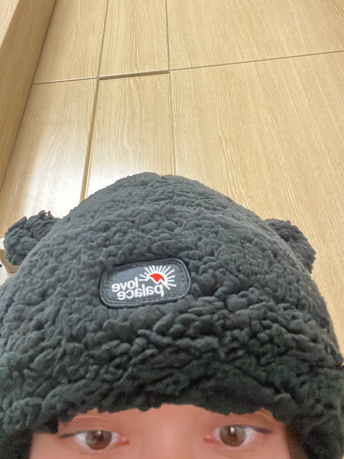 Palace Love Palace Fuzzy Ears Beanie Black - 24FW 착용 스타일 - 3