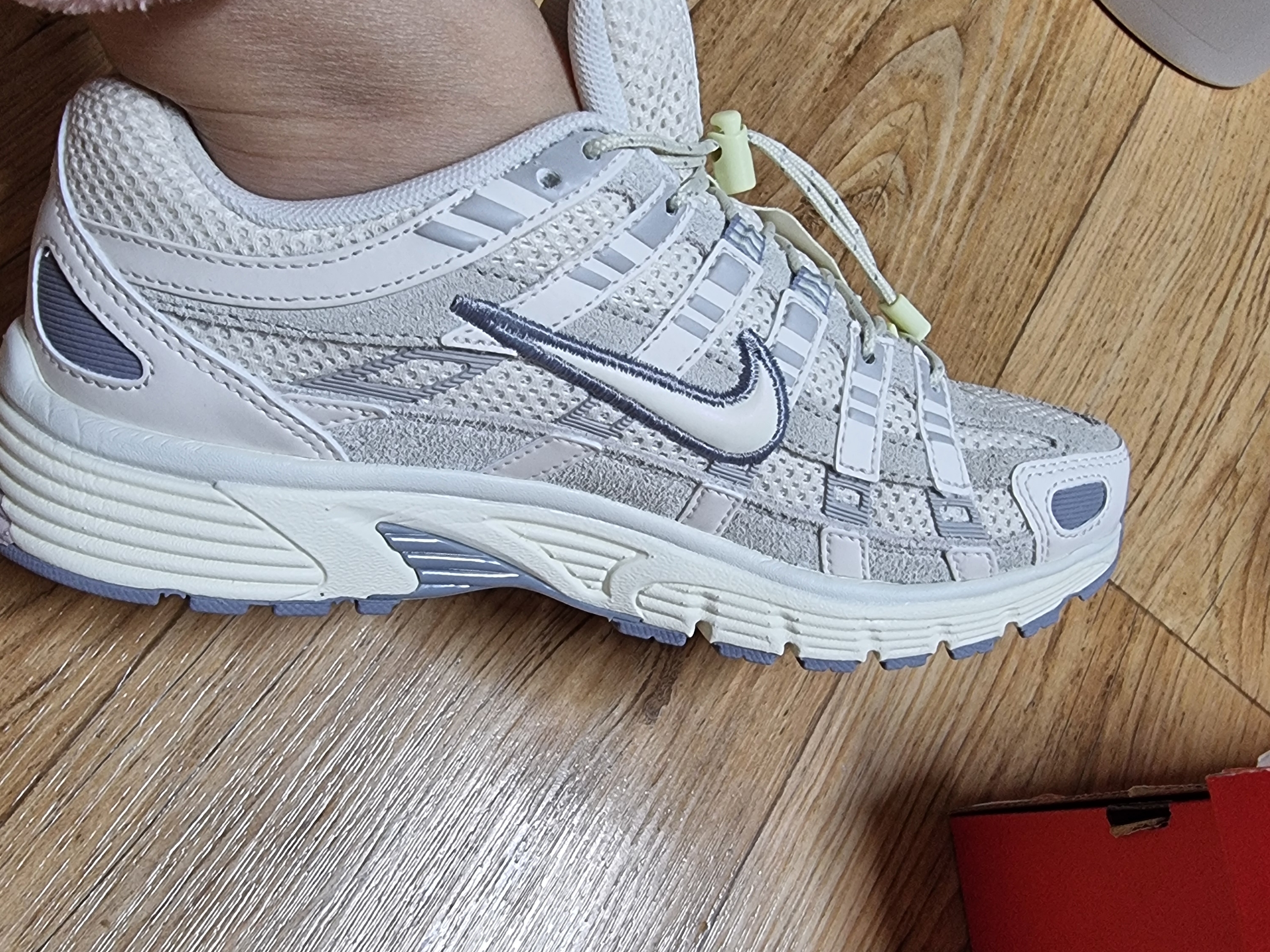 (W) Nike P-6000 Light Bone Cement Grey 착용 스타일 - 1