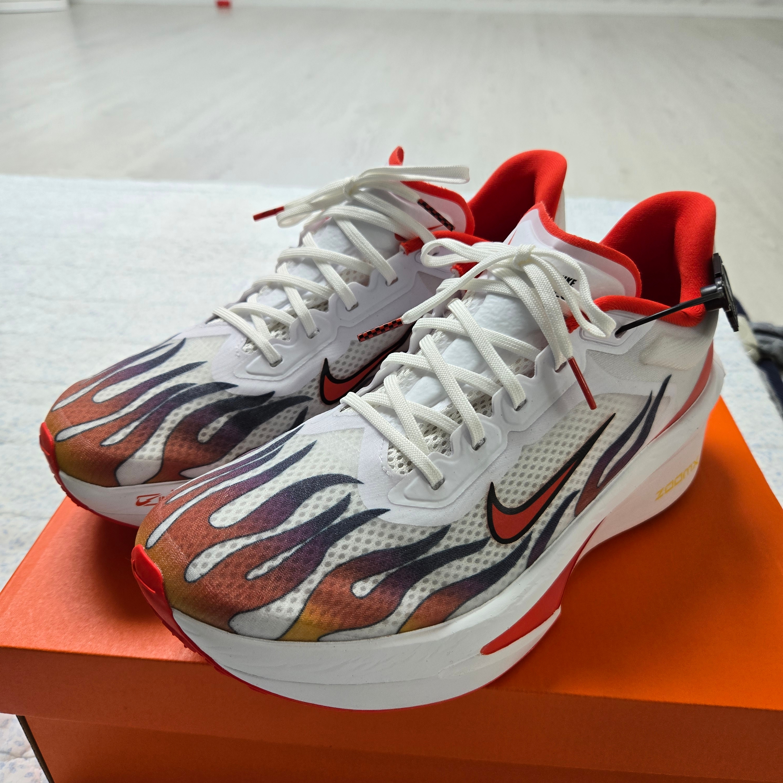 Nike Zoom Fly 6 PRM White Habanero Red 착용 스타일