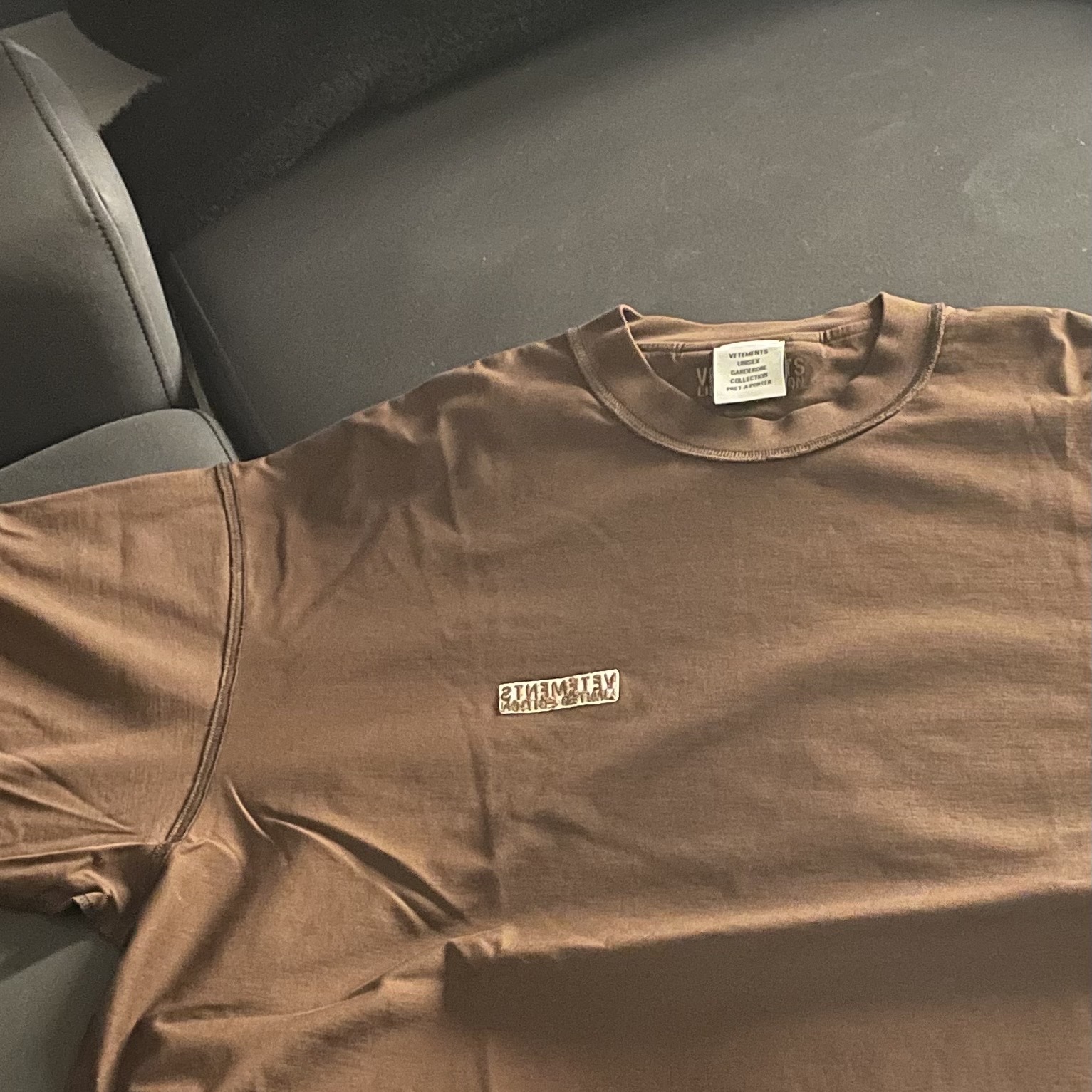 Vetements Inside Out T-Shir Grey 착용 스타일 - 1