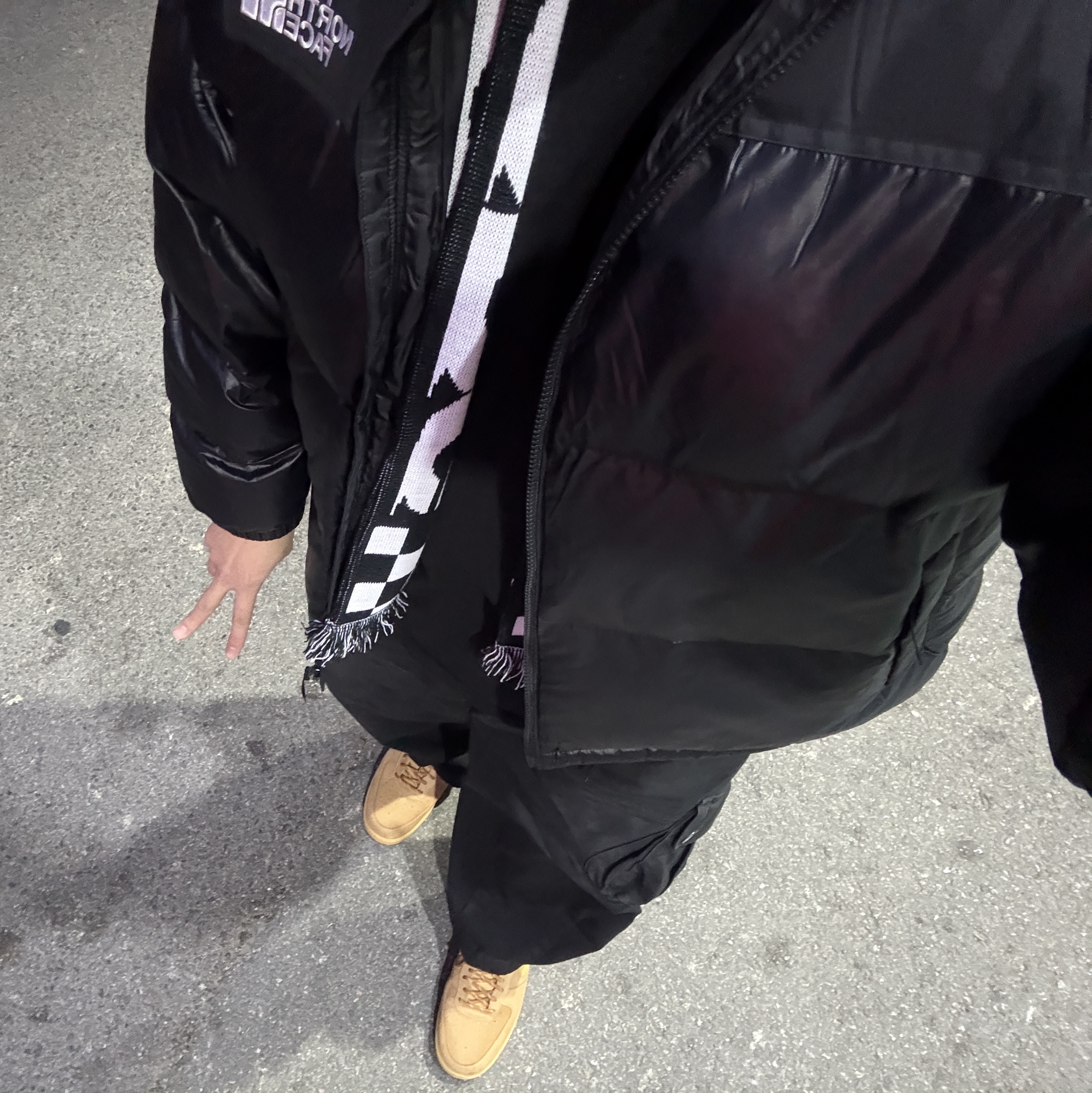 The North Face On Ball Jacket Black, CDG Logo Check Muffler White Black 착용 스타일