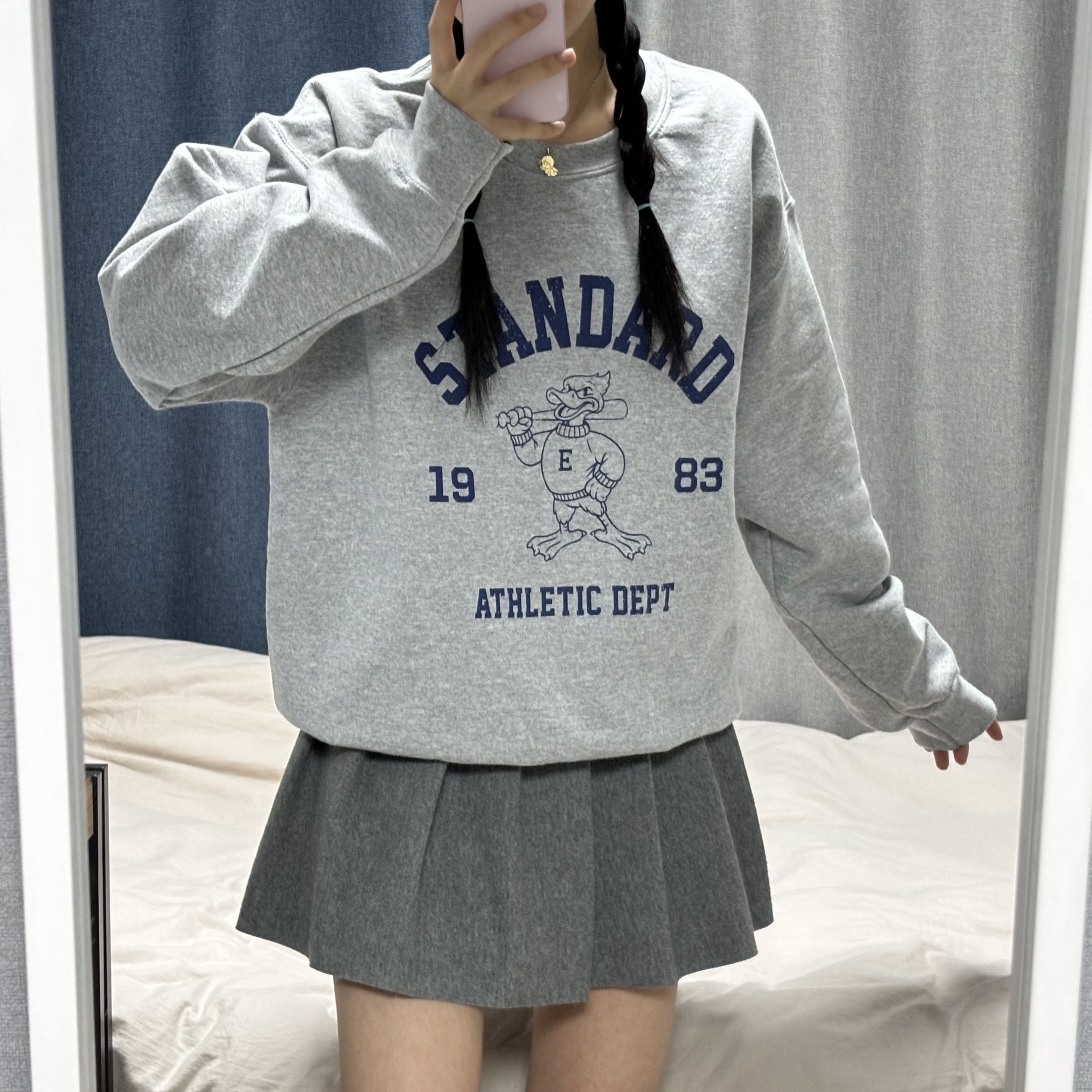 Gildan X EMEM Standard Duck Crewneck Gray 착용 스타일 - 4