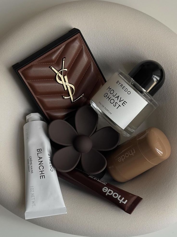 Yves Saint Laurent Fall Collection Couture Mini Clutch Eye Palette 100 Stora Dolls, Byredo Mojave Ghost Eau De Parfum 50ml 착용 스타일 - 1