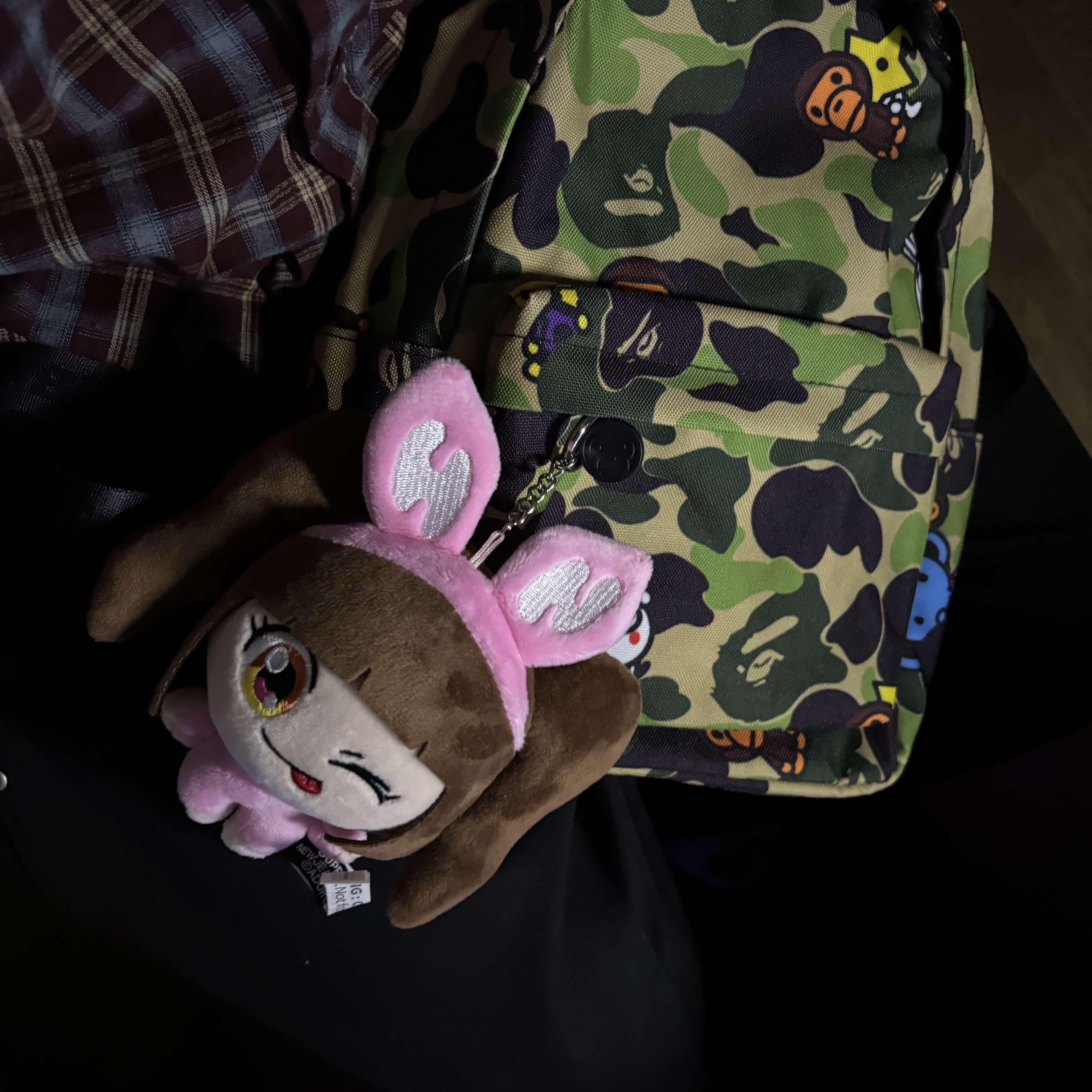 NewJeans x Murakami Plush Keyring Hanni, BAPE ABC Milo All Friends Mini Backpack Green 착용 스타일 - 1