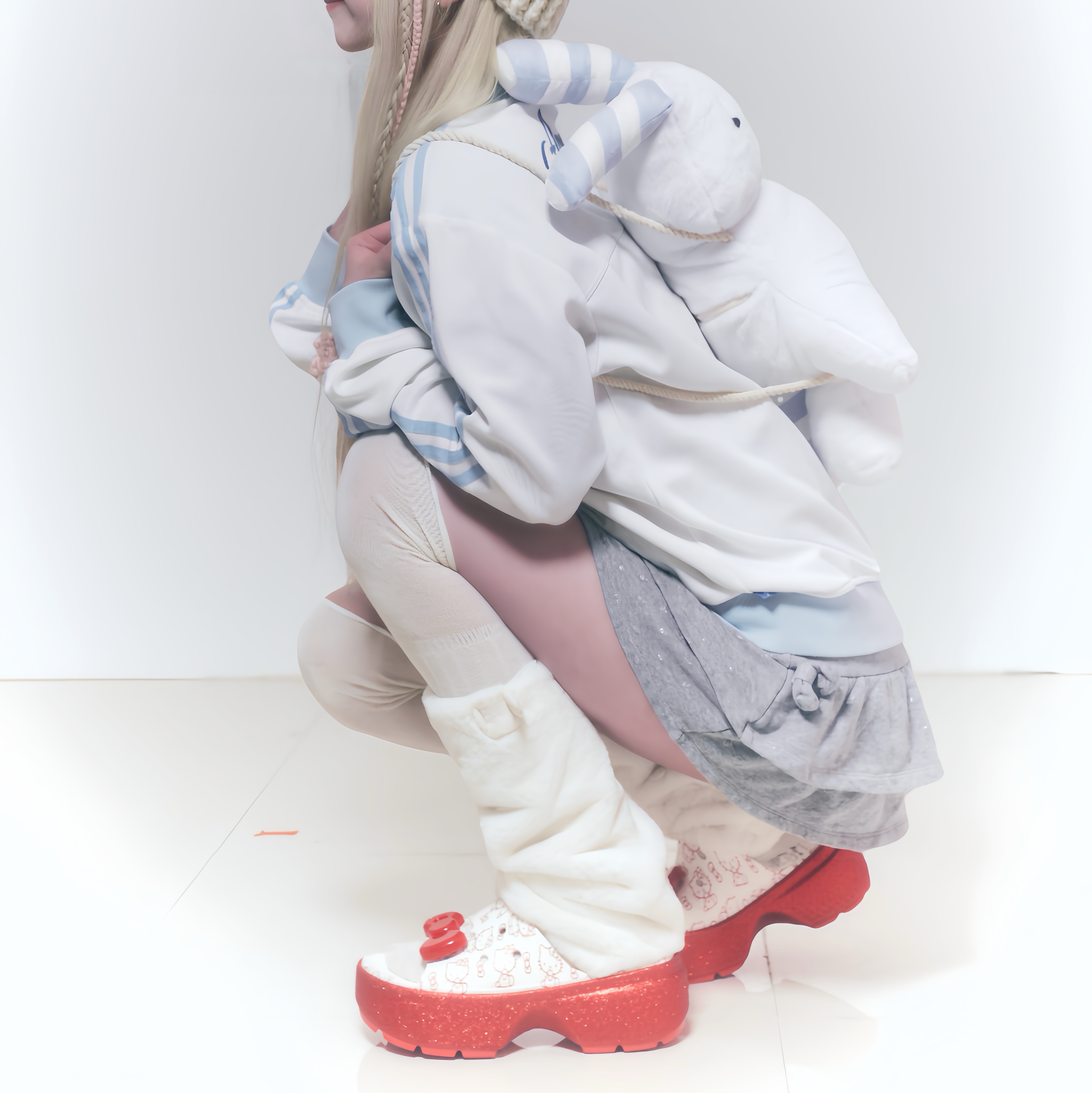 Crocs x Hello Kitty Stomp Slide White Red 착용 스타일 - 1