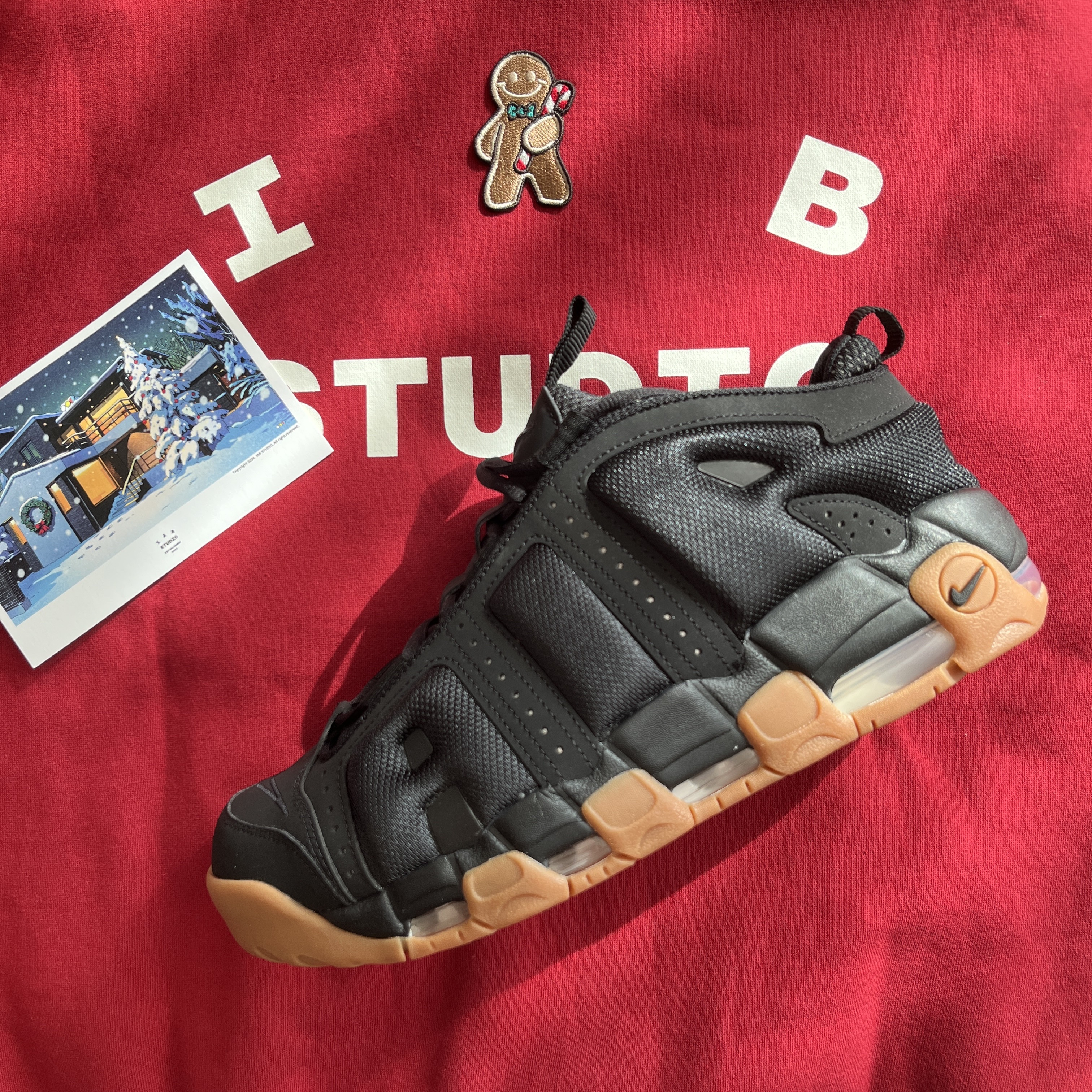 IAB Studio 24 Christmas Hoodie Burgundy Oatmeal, Nike Air More Uptempo Low Black and Gum Medium Brown 착용 스타일 - 1