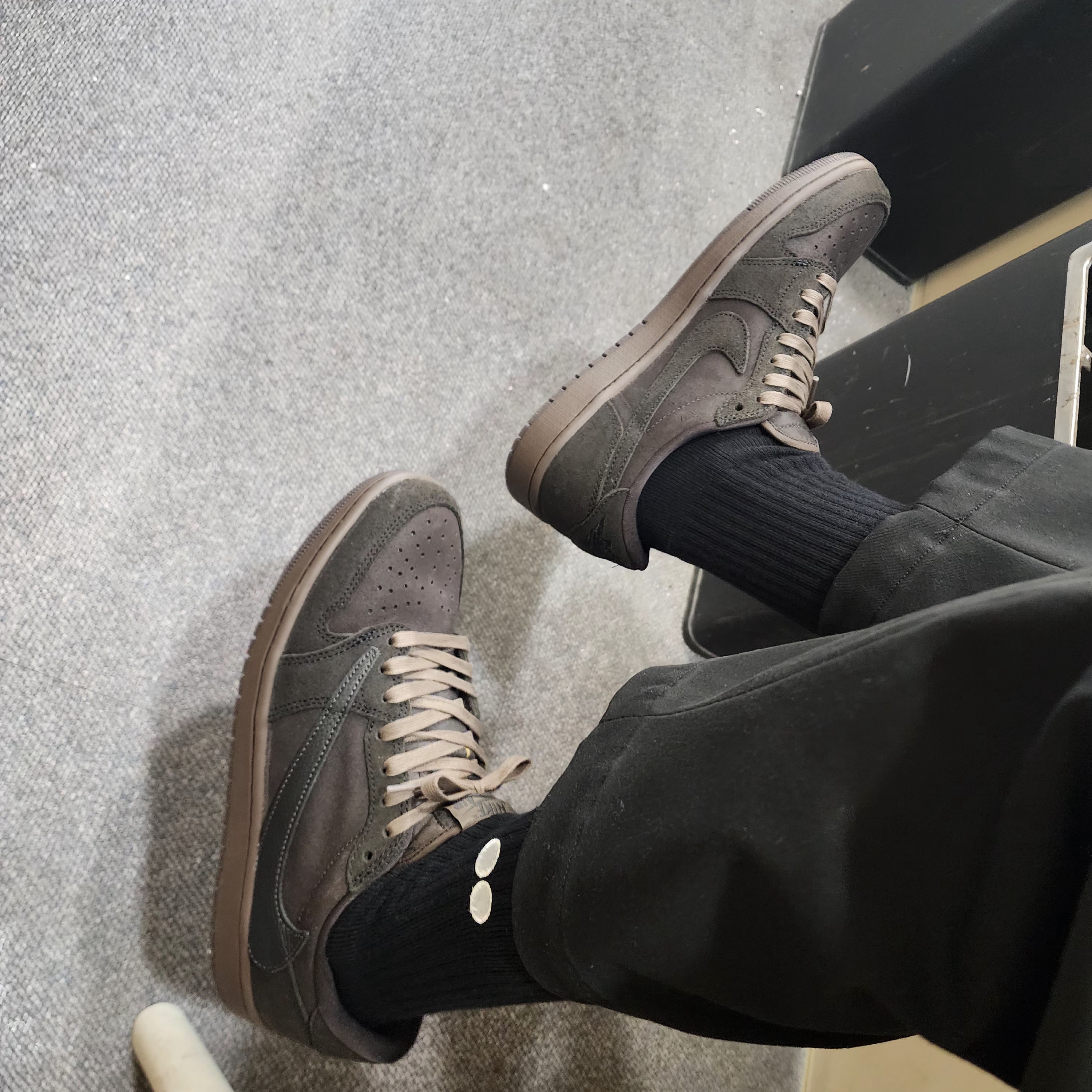 Jordan 1 x Travis Scott Retro Low OG SP Velvet Brown and Dark Mocha 착용 스타일