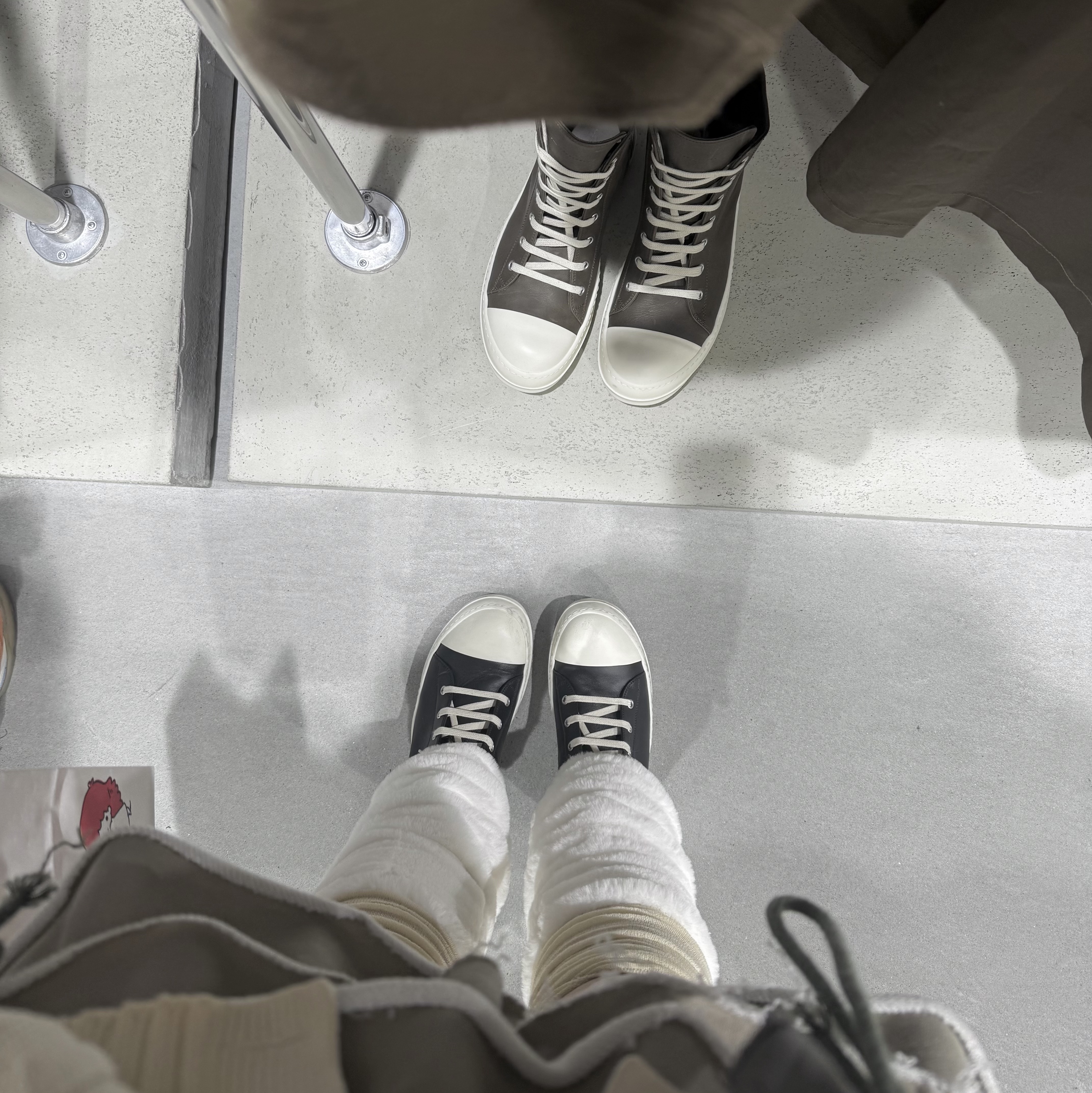 Rick Owens Full Grain Calf Leather Sneakers Black Milk White 착용 스타일 - 5