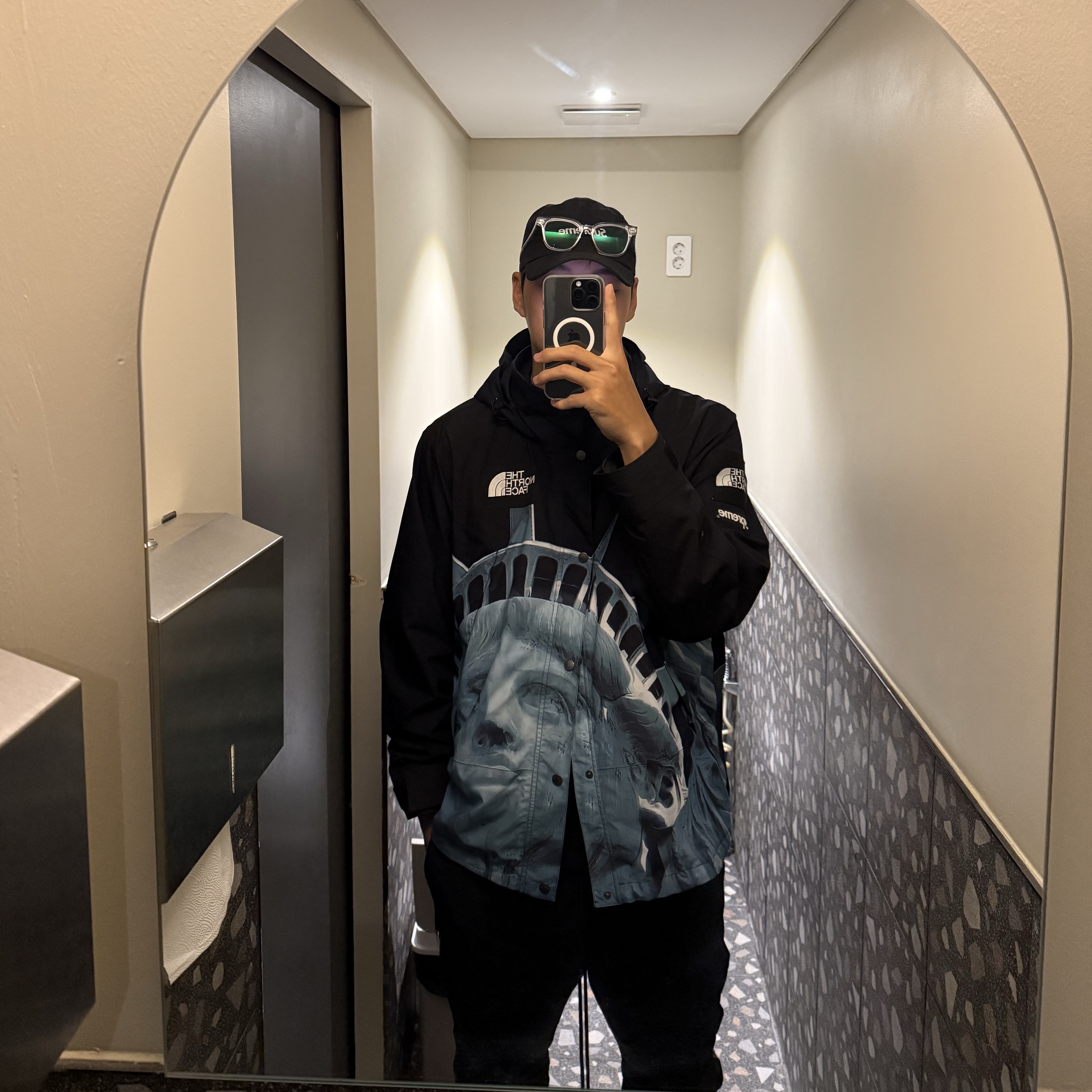 Supreme x The North Face Statue of Liberty Mountain Jacket Black - 19FW, Apple iPhone 16 Pro Max 256GB Black Titanium (Korean Ver.) 착용 스타일