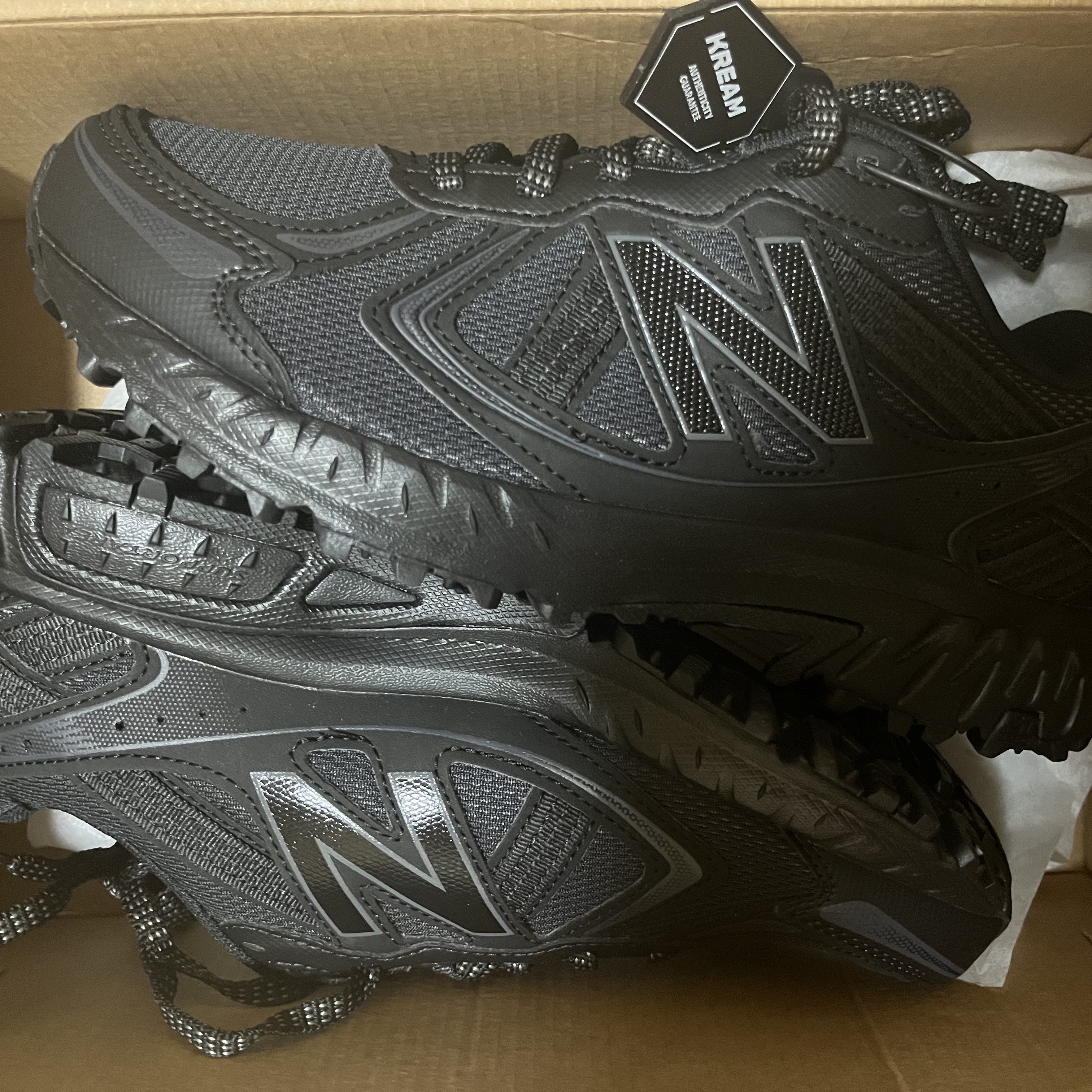 New Balance 410v5 Black - 2E Wide 착용 스타일