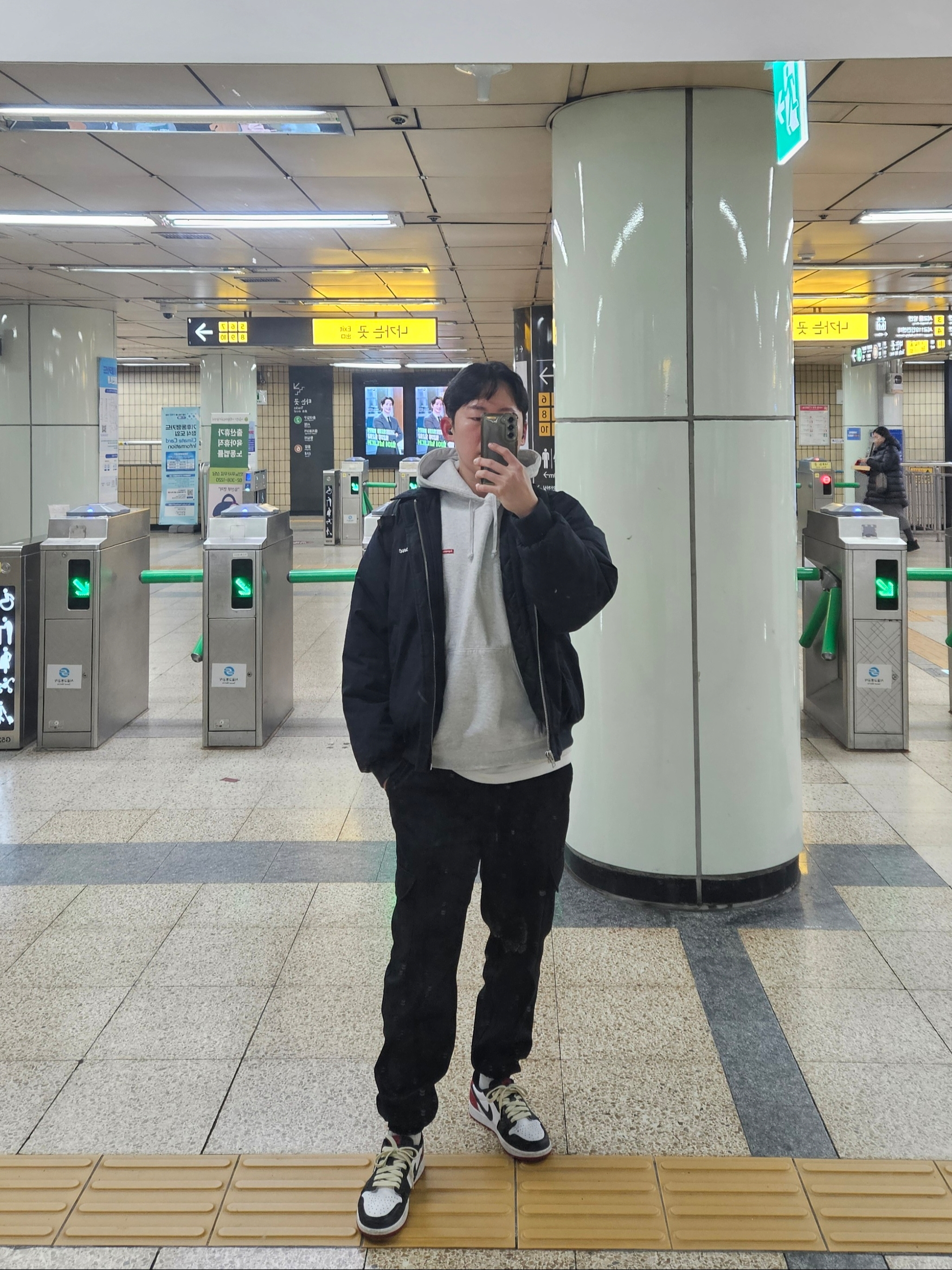 Supreme Peace Embroidered Work Jacket Navy - 23FW, Supreme Small Box Hooded Sweatshirt Ash Grey - 23SS 착용 스타일