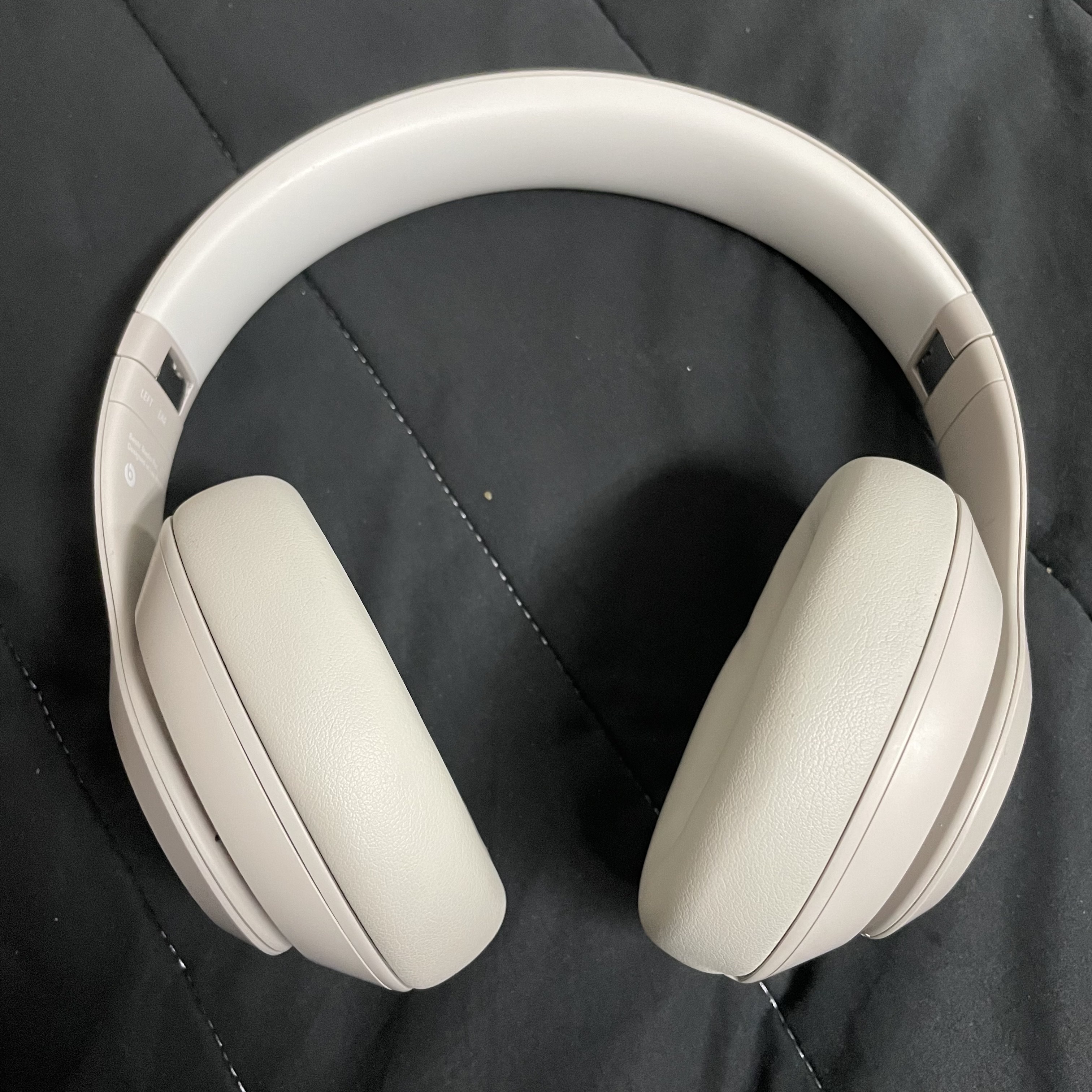 Beats Studio Pro Wireless Over Ear Headphone Sandstone (Korean Ver.) 착용 스타일 - 1