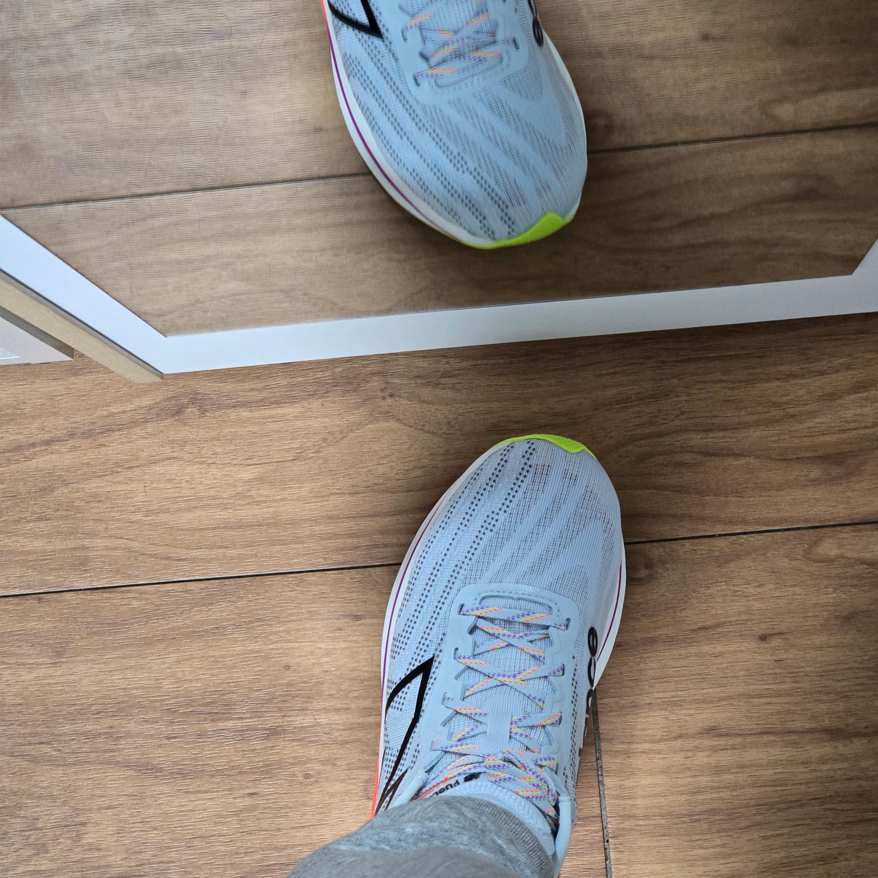 New Balance FuelCell Supercomp Trainer v2 Ice Blue - D Standard 착용 스타일 - 3