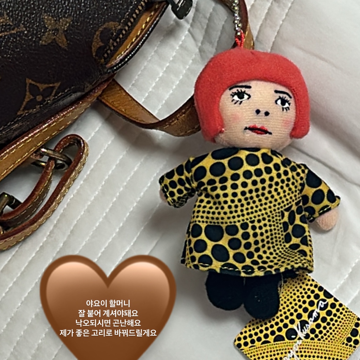 Yayoi Kusama Mascot Plush Keyring 착용 스타일