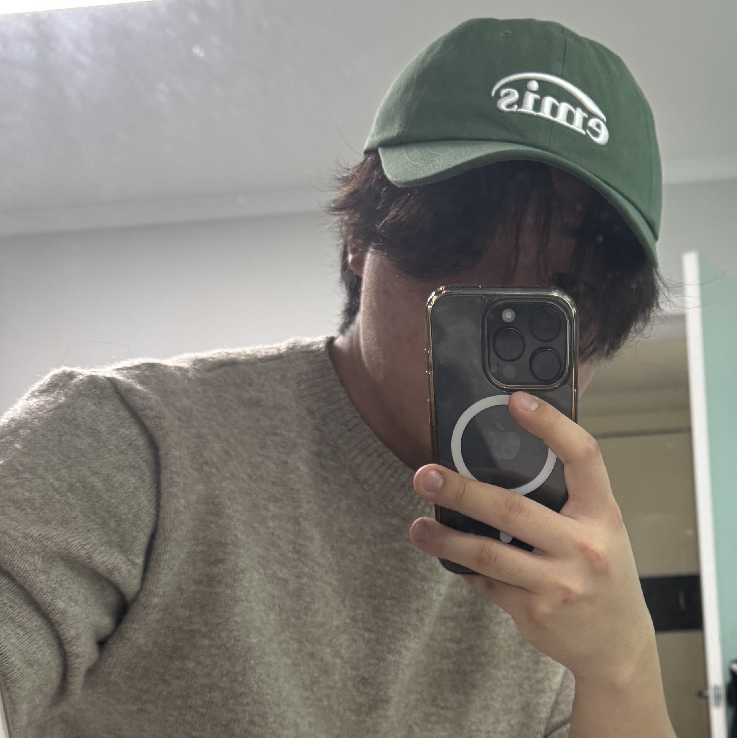 Emis New Logo Emis Cap Green 착용 스타일