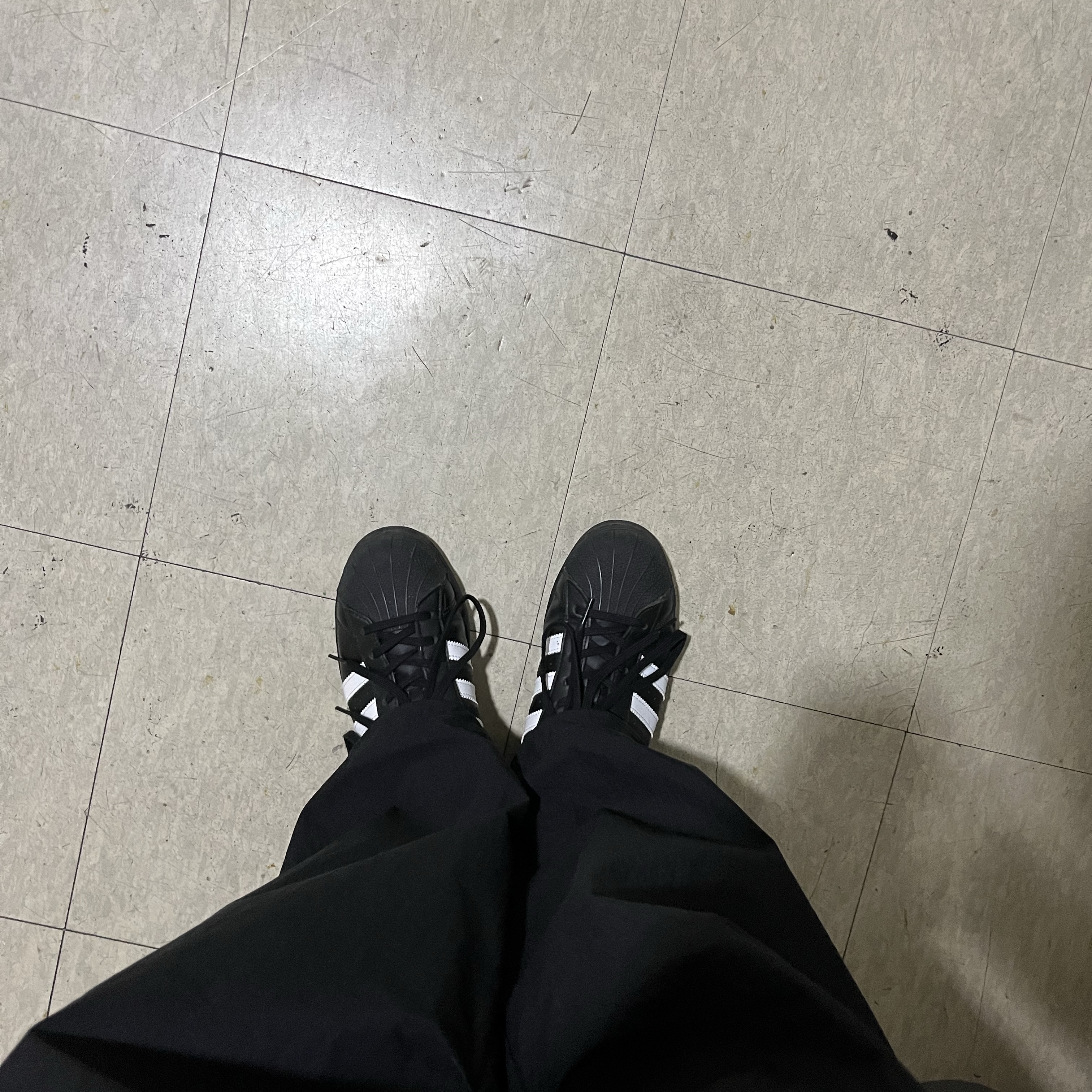 Adidas Superstar Core Black White 착용 스타일 - 2