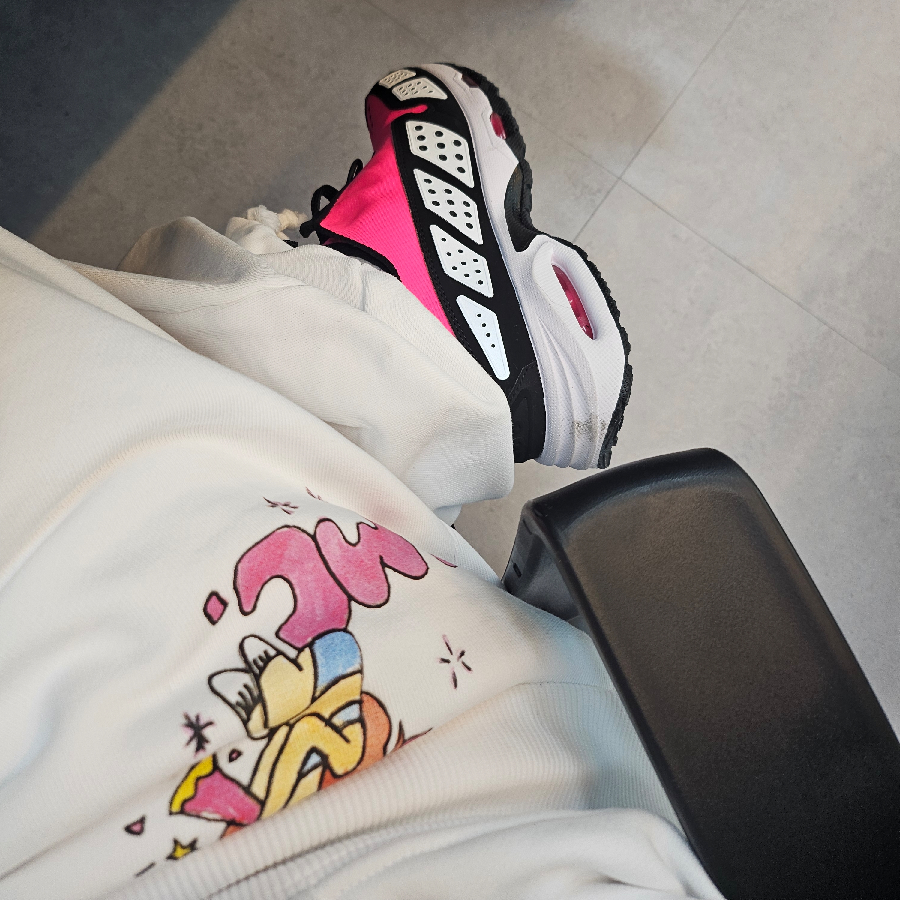 (W) Nike Air Max SNDR Hyper Pink and Black 착용 스타일