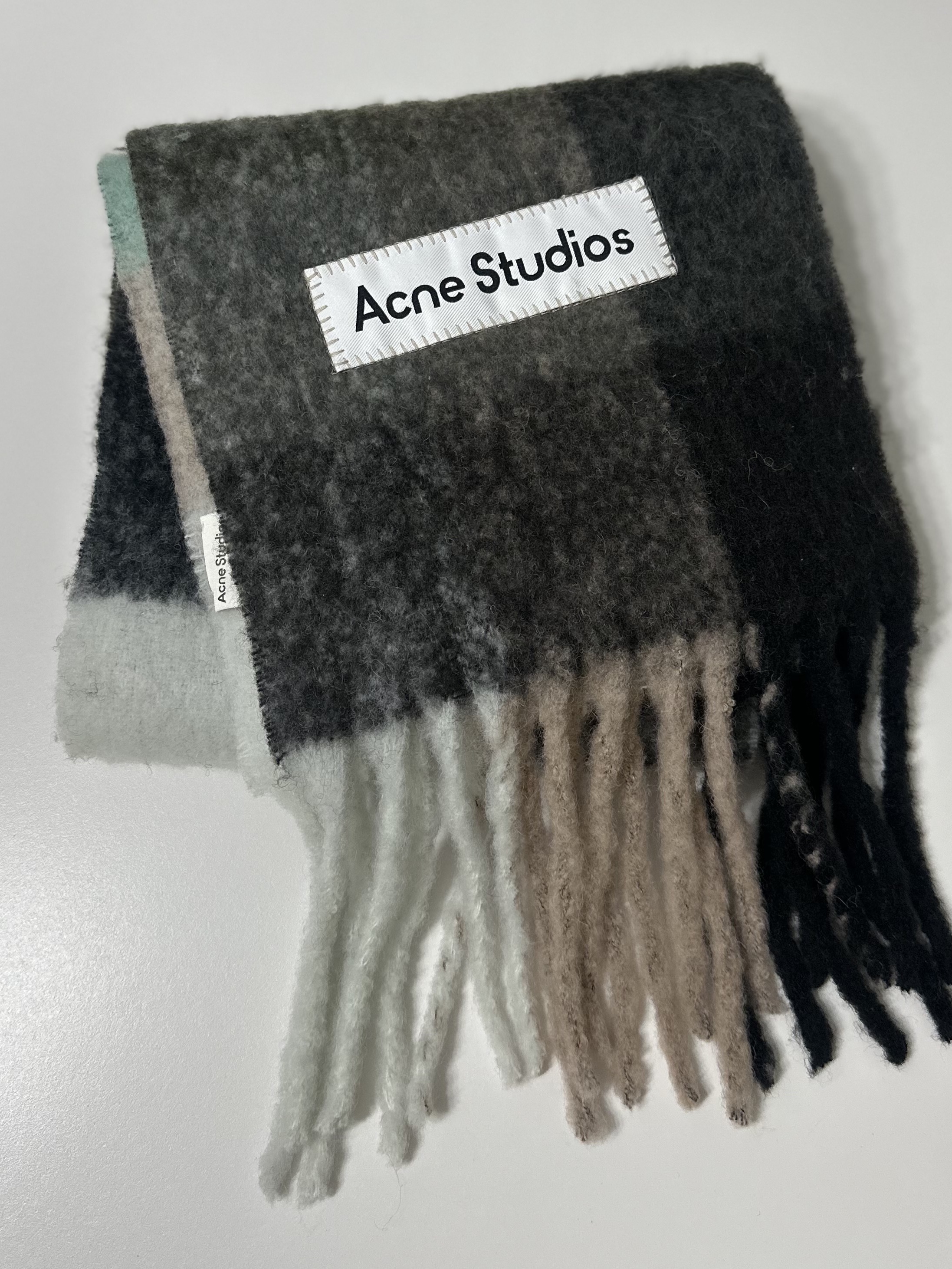 Acne Studios Mohair Check Muffler Grey Green Black 착용 스타일